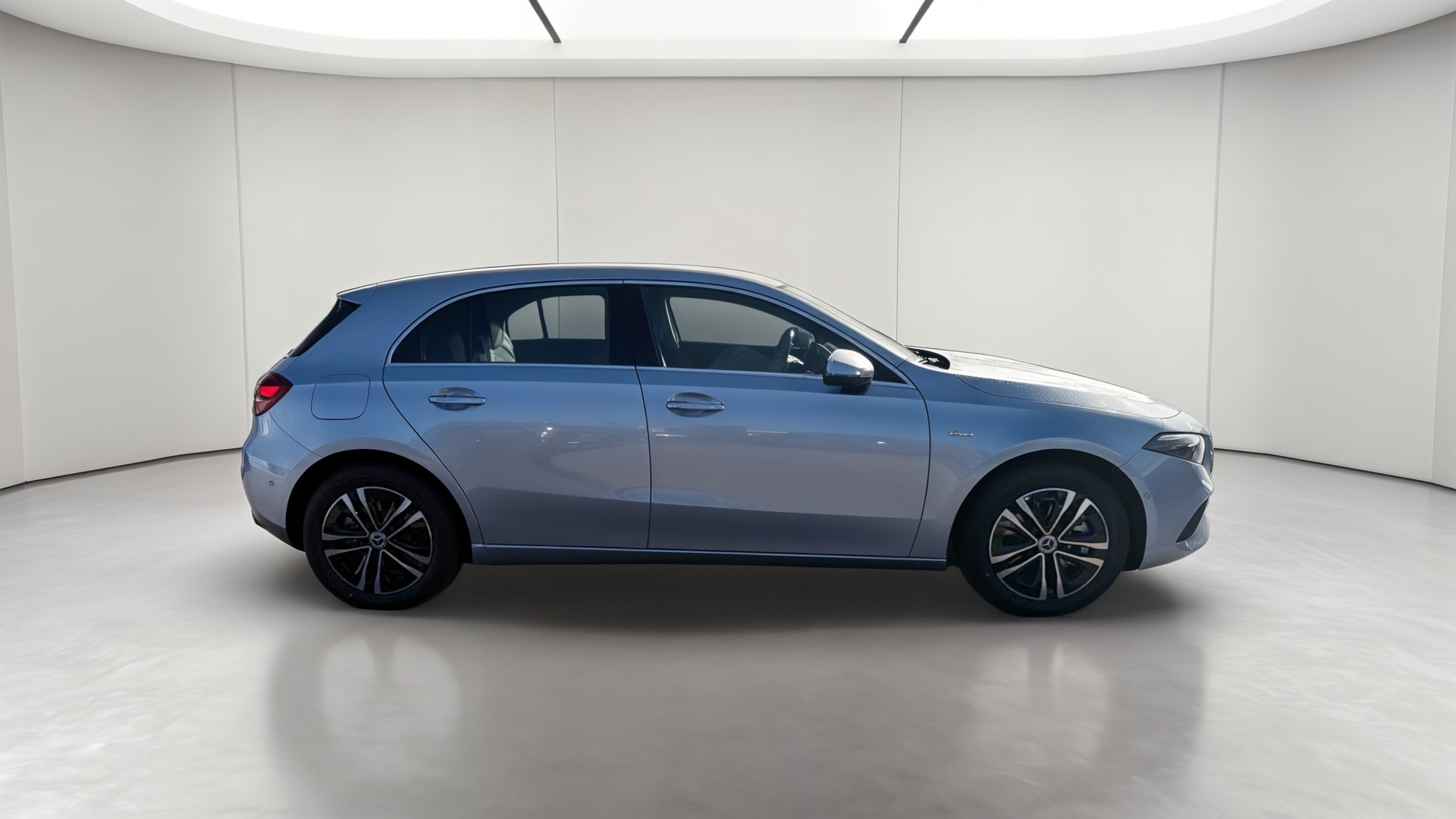 Mercedes-Benz Classe A 250 e Hybrid EQ Business Line — Profil droit