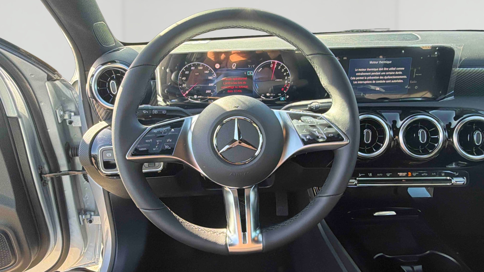 Mercedes-Benz Classe A 250 e Hybrid EQ Business Line — Poste de pilotage