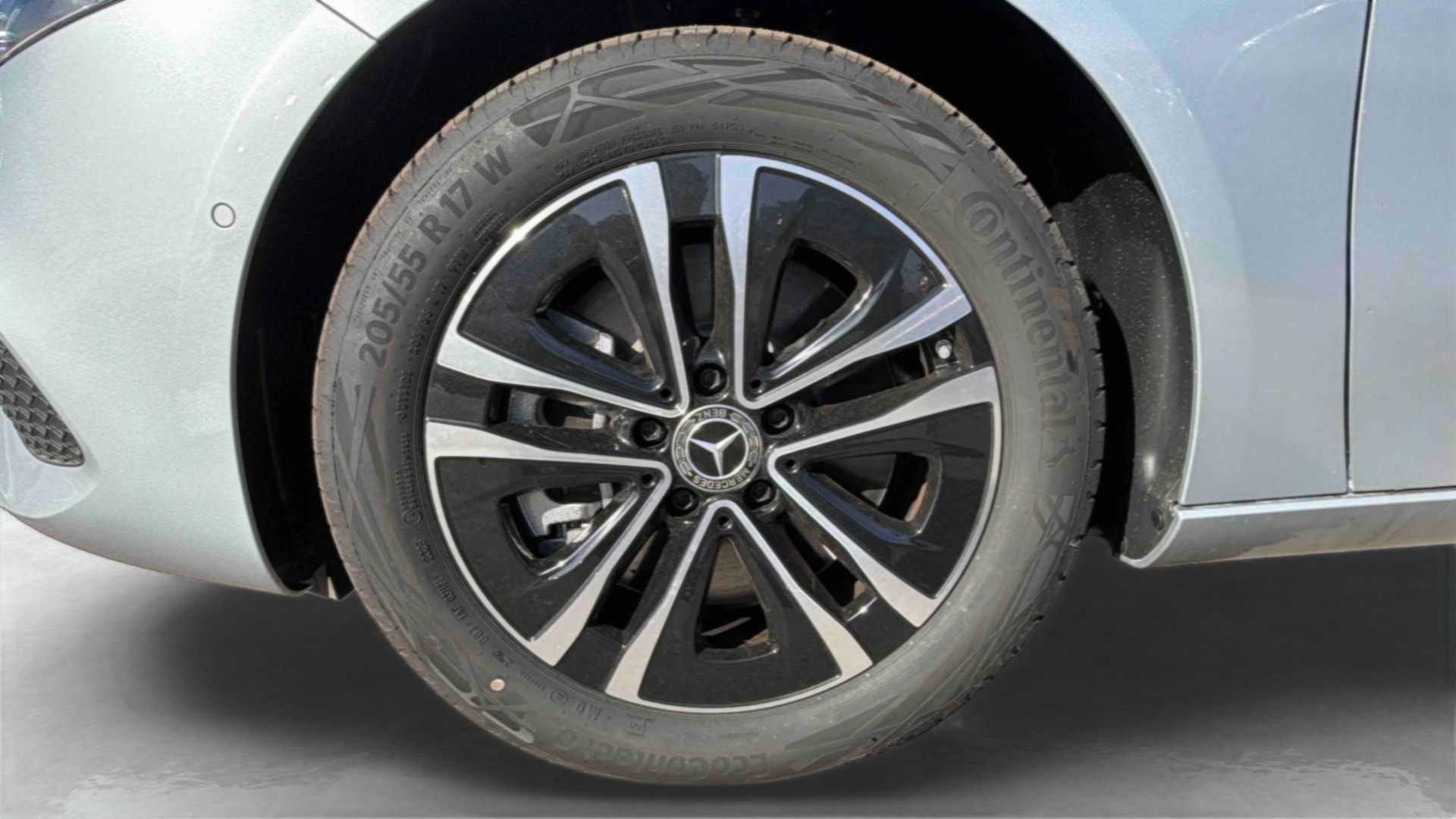 Mercedes-Benz Classe A 250 e Hybrid EQ Business Line — Pneu avant gauche