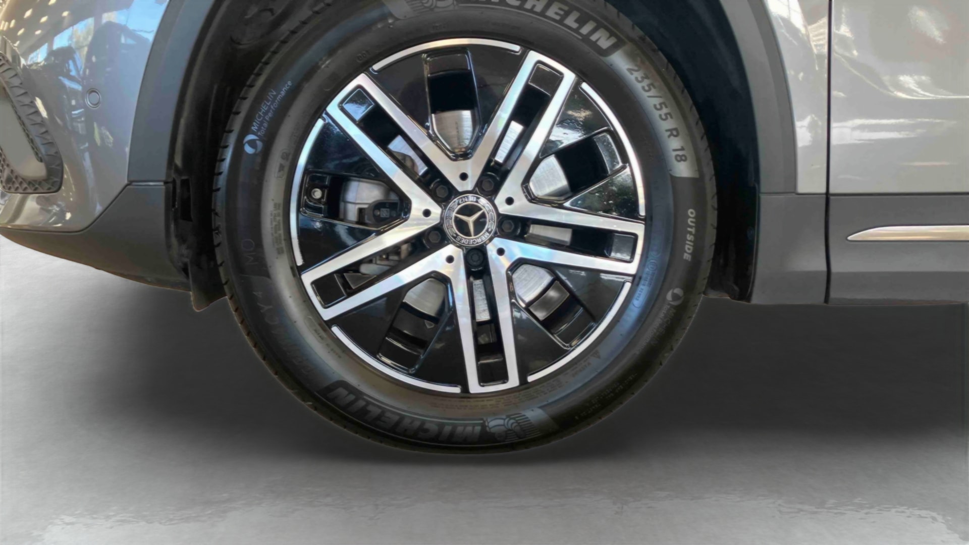 Mercedes-Benz GLA 200 d 8G-DCT Progressive Line — Pneu avant gauche