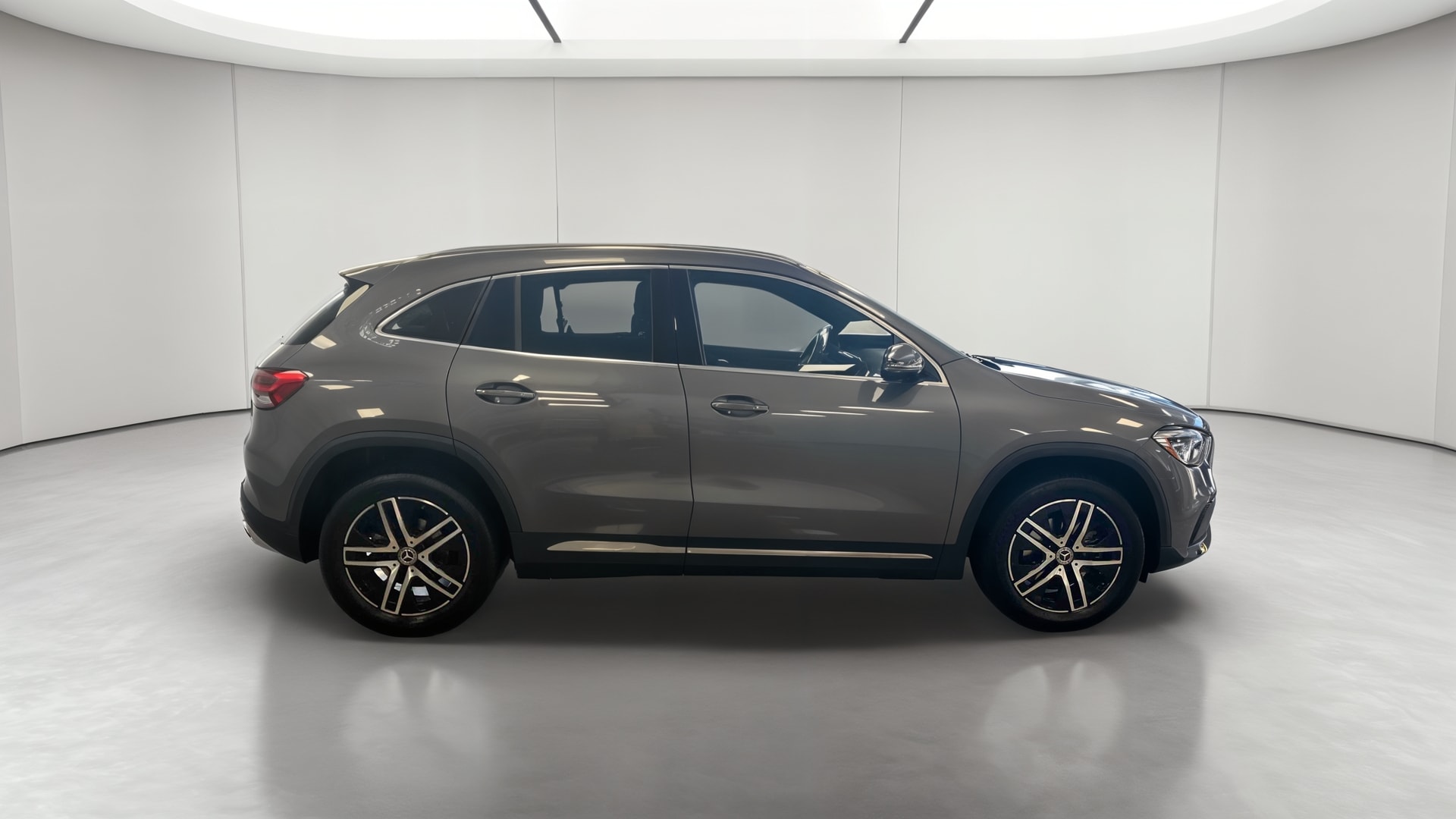 Mercedes-Benz GLA 200 d 8G-DCT Progressive Line — Profil droit