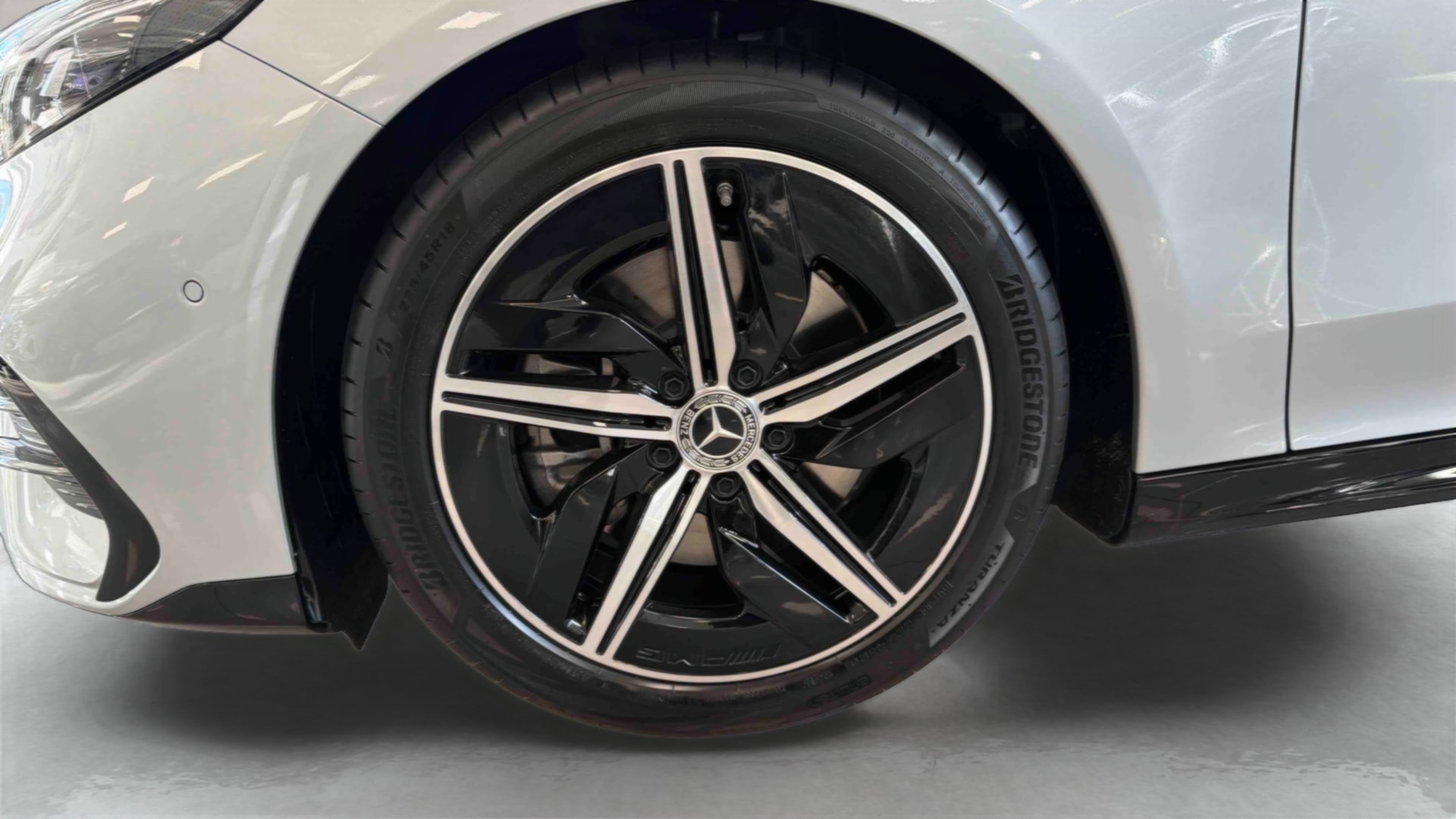 Mercedes-Benz CLA 200 8F-eDCT AMG Line — Pneu avant gauche