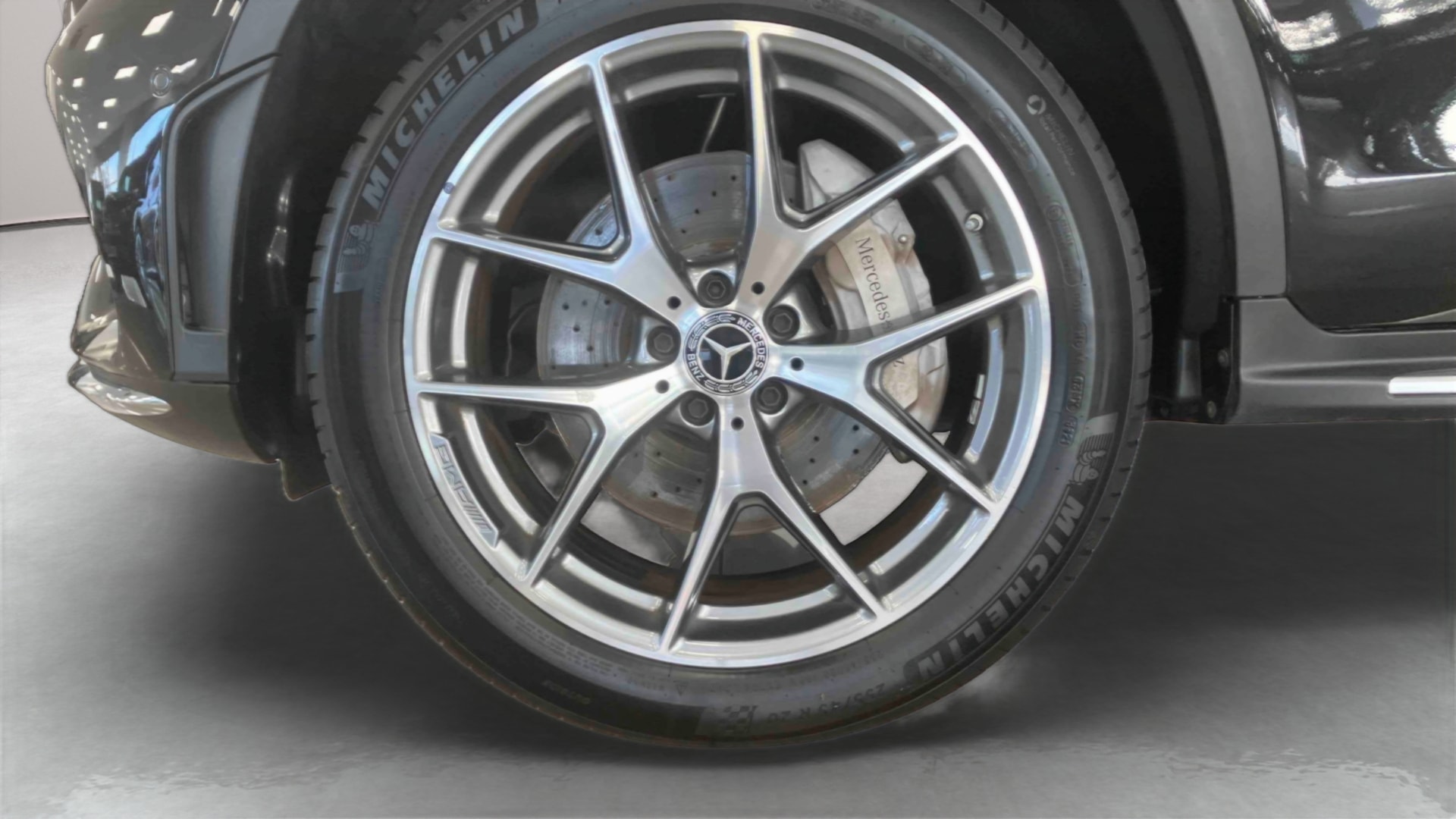 Mercedes-Benz GLC 300 e 9G-Tronic 4Matic AMG Line — Pneu avant gauche