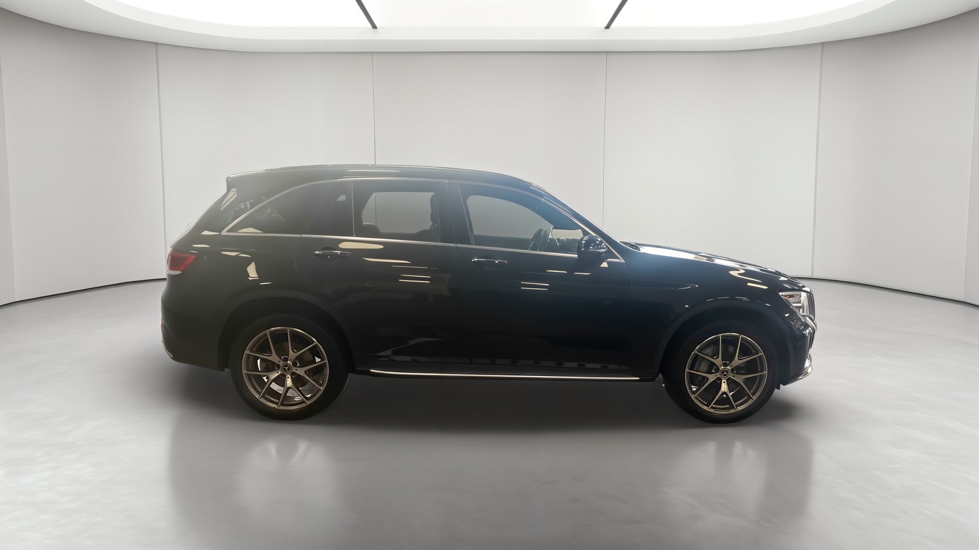 Mercedes-Benz GLC 300 e 9G-Tronic 4Matic AMG Line — Profil droit