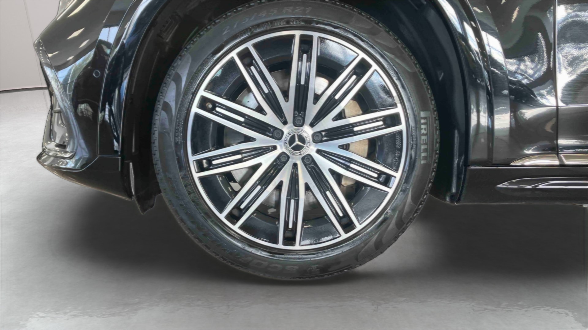 Mercedes-Benz EQS SUV 580 4Matic AMG Line — Pneu avant gauche