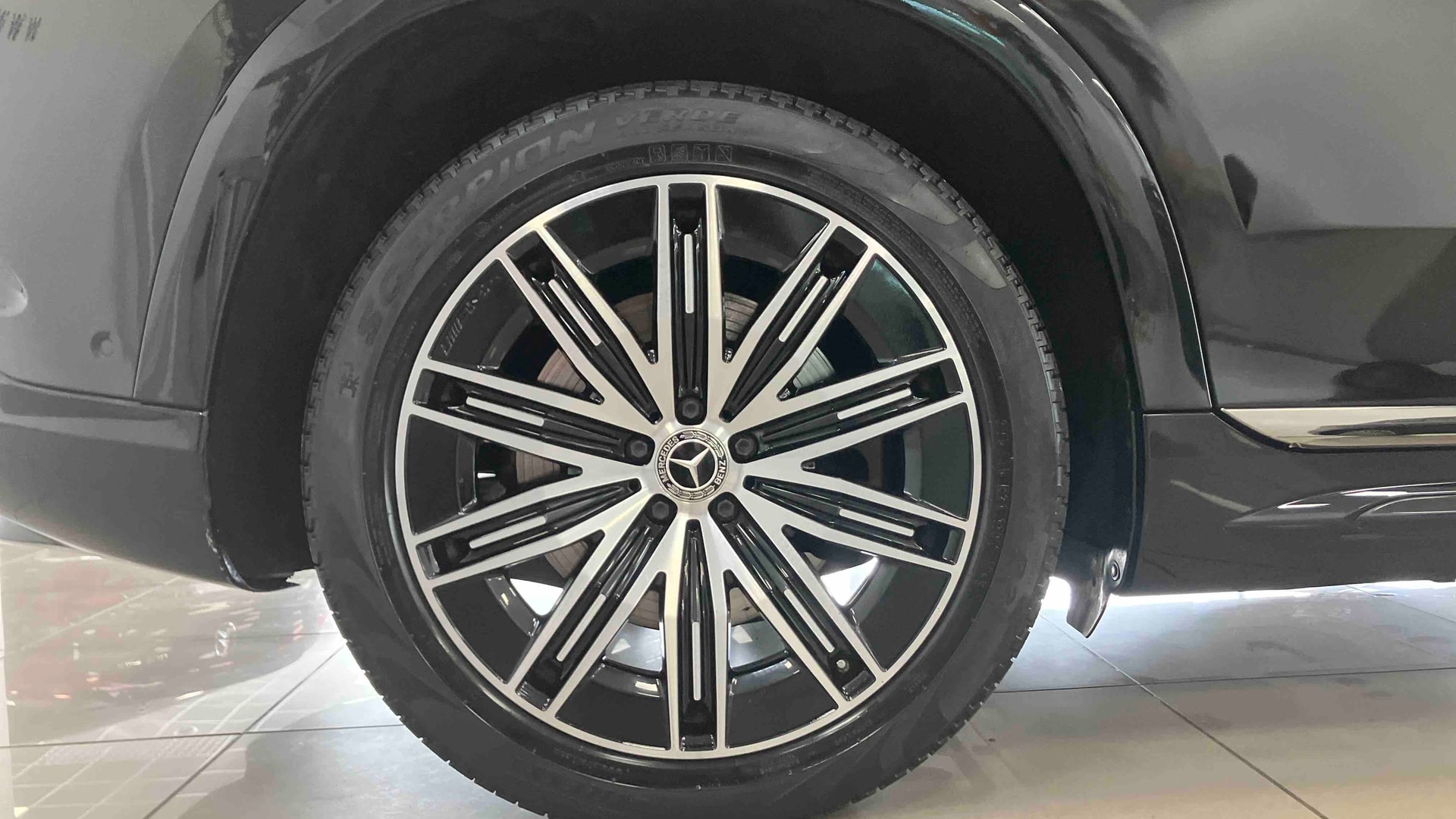 Mercedes-Benz EQS SUV 580 4Matic AMG Line — photo 25