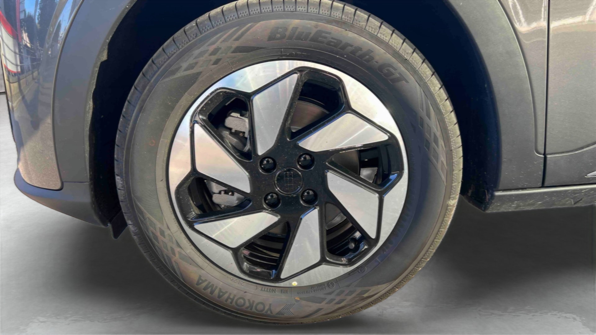 Geely E2 Max+ — Pneu avant gauche