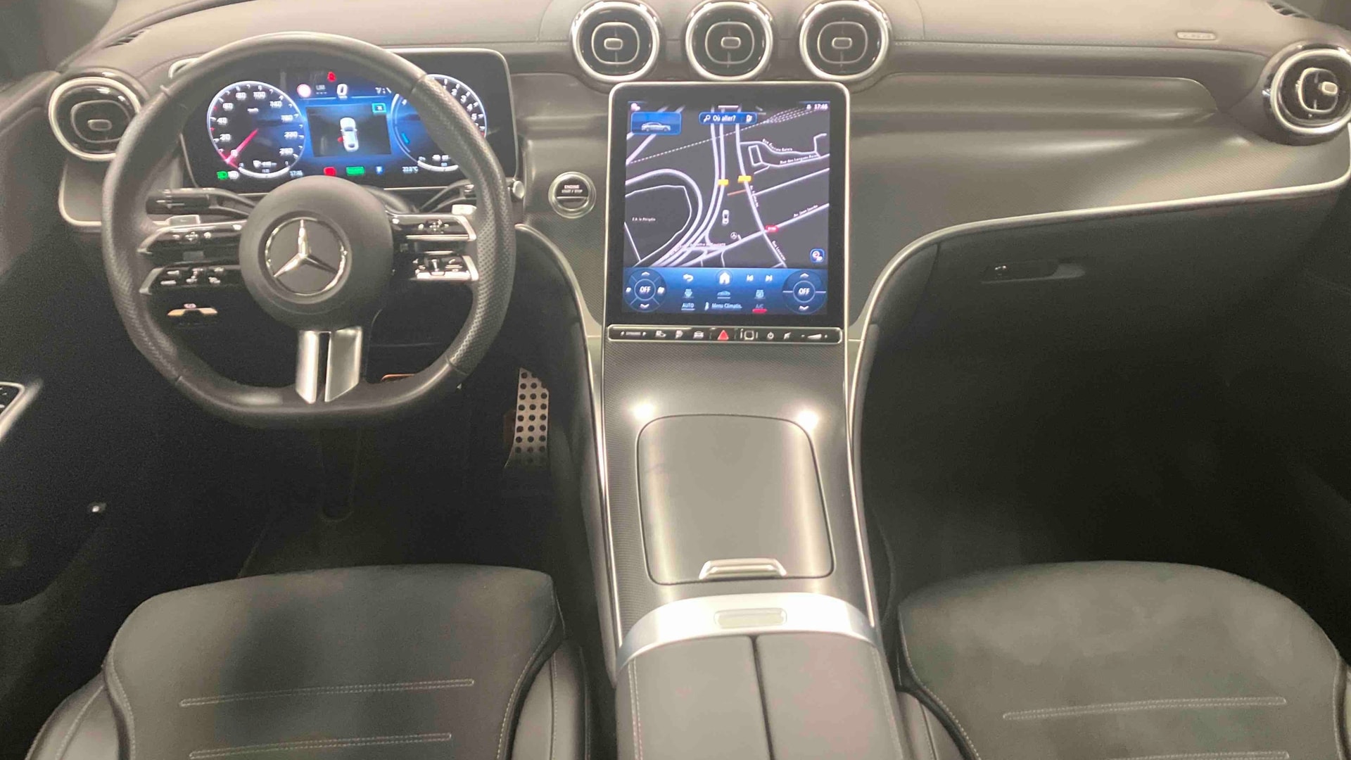 Mercedes-Benz GLC Coupe 300 e 9G-Tronic 4Matic AMG Line — Planche de bord