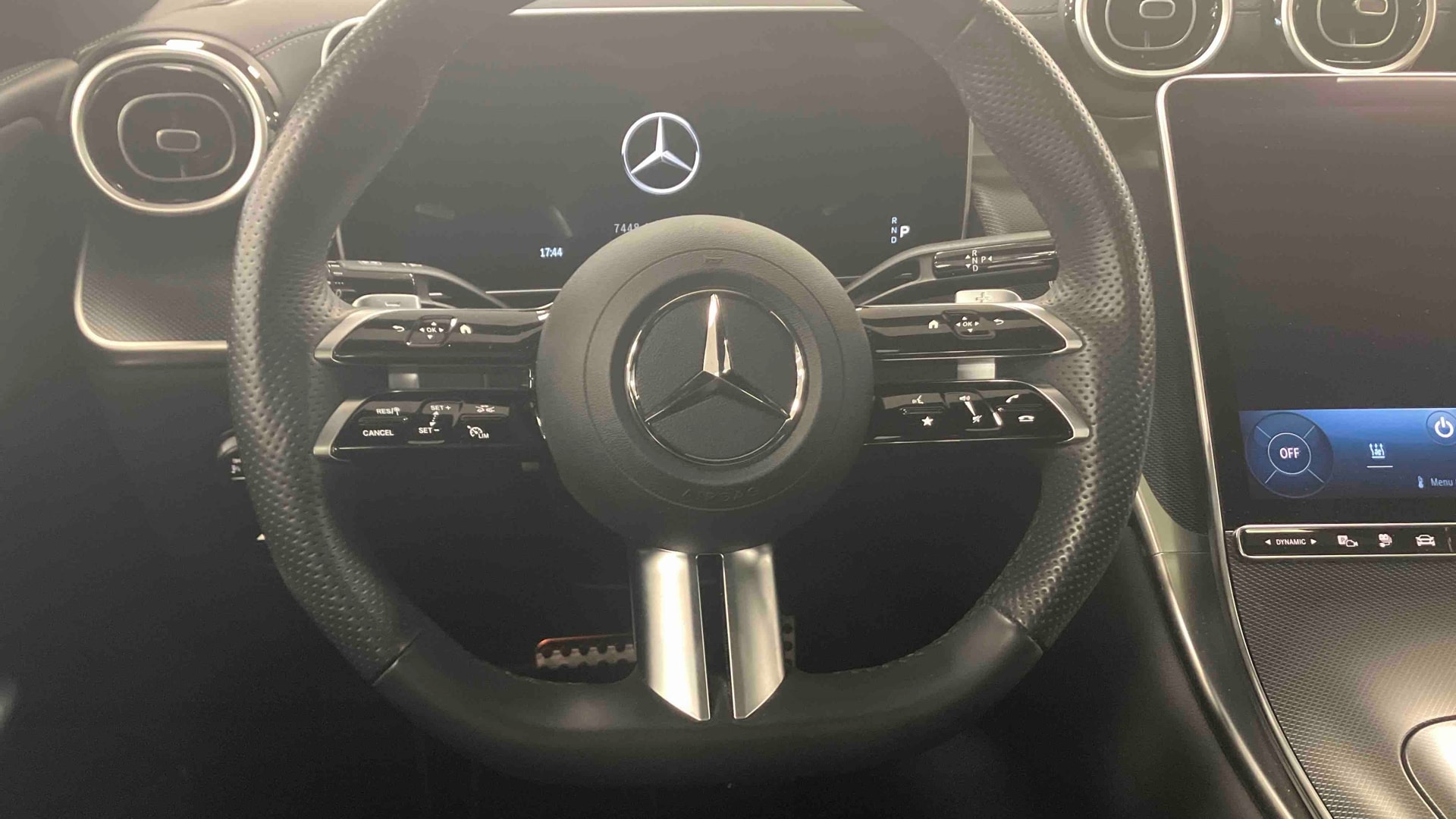 Mercedes-Benz GLC Coupe 300 e 9G-Tronic 4Matic AMG Line — Poste de pilotage
