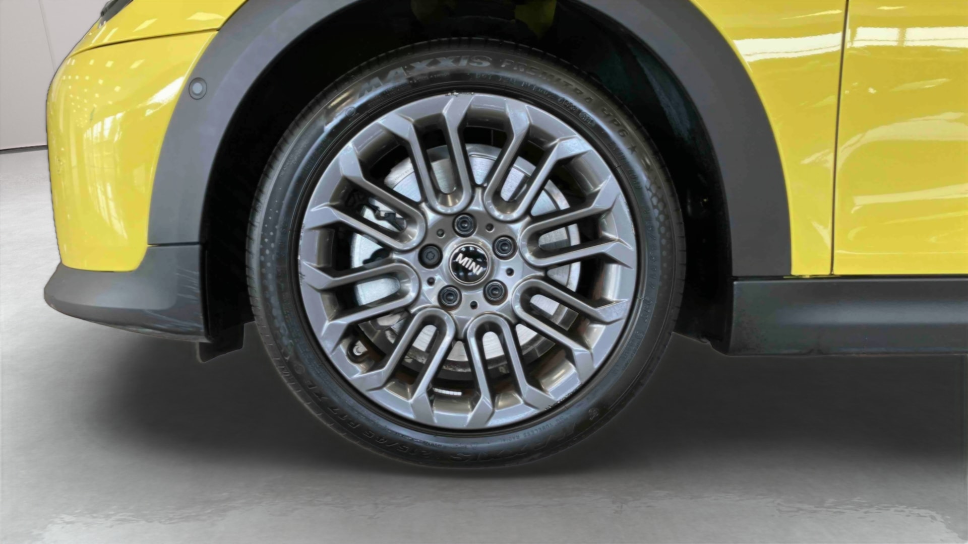 MINI Cooper 156 ch DKG7 C Classic — Pneu avant gauche