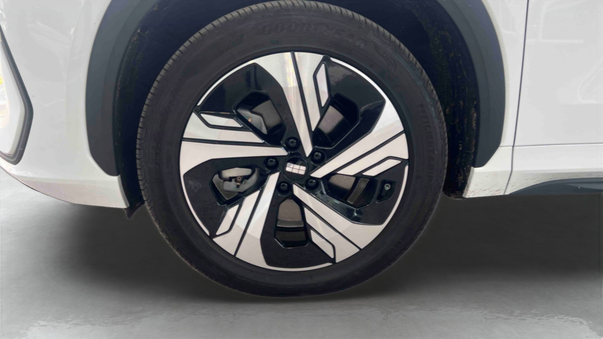 Geely E5 Max+ — Pneu avant gauche