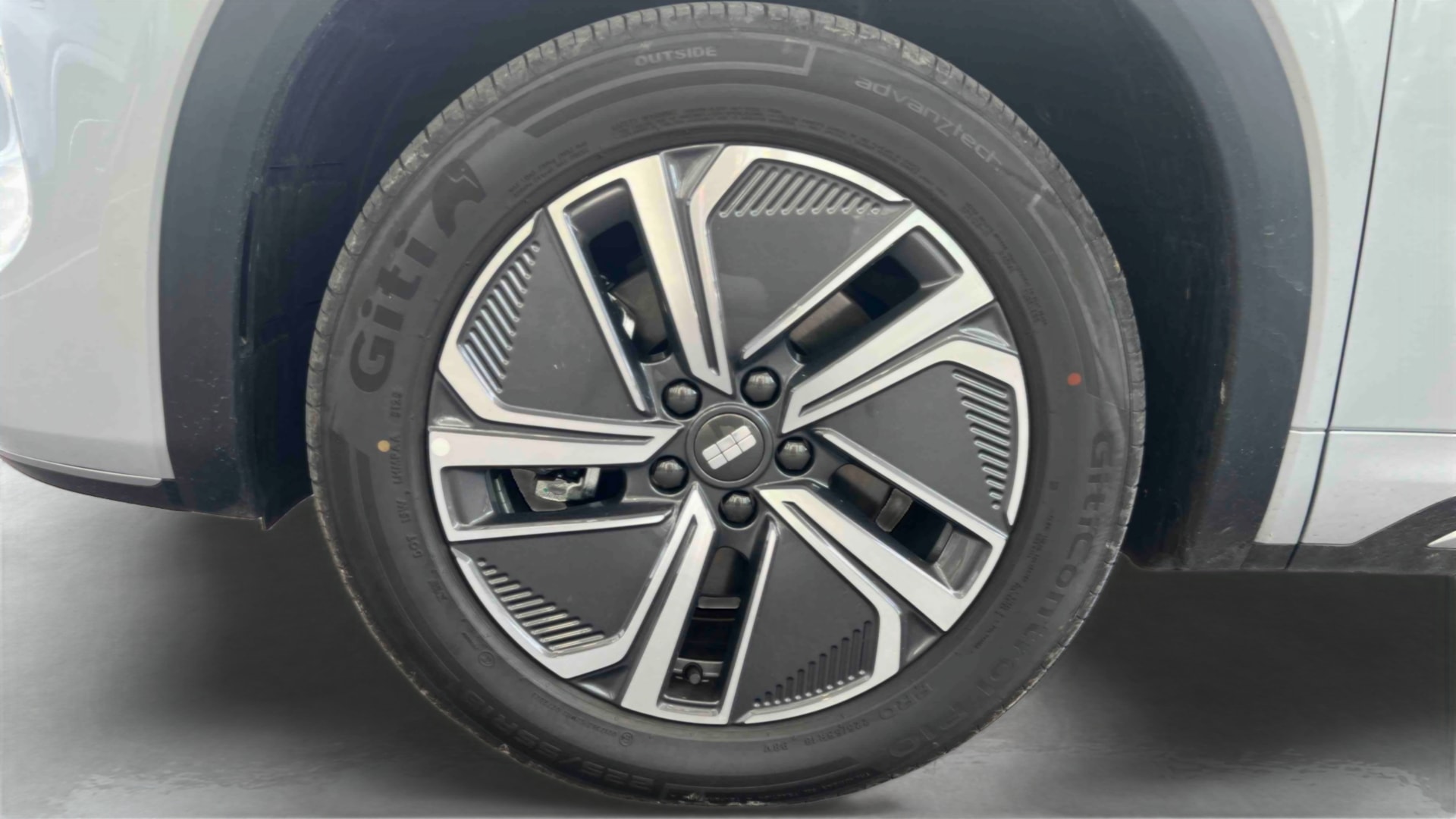 Geely Starray EM-i PRO — Pneu avant gauche