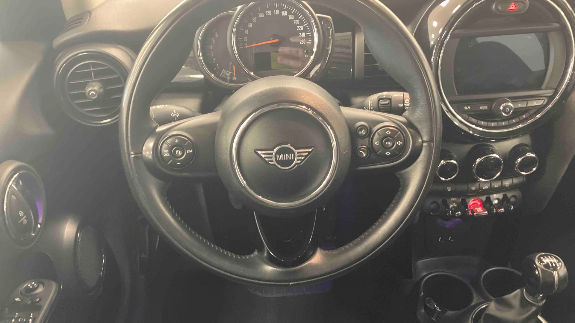 MINI Hatch 5 Portes Cooper 136 ch Edition Heddon Street — Poste de pilotage