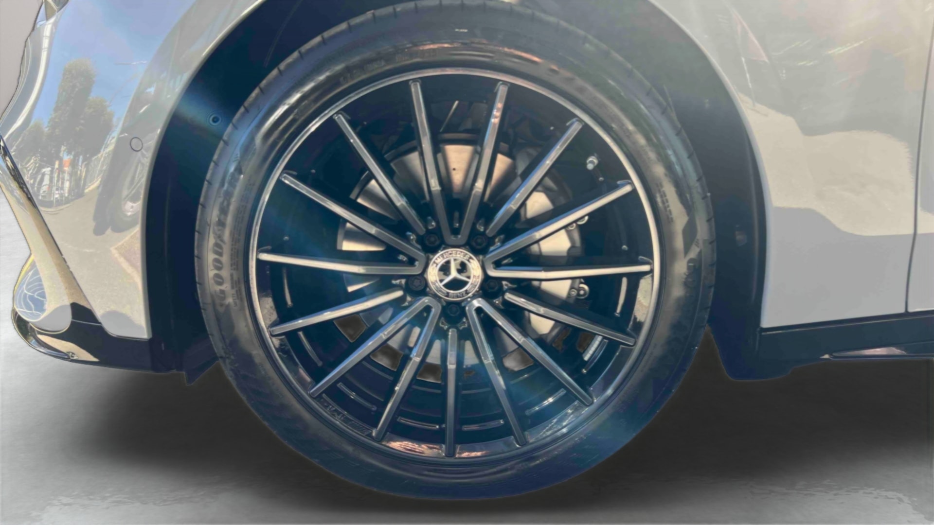 Mercedes-Benz Classe C 400 Electrique 4M AMG Line — Pneu avant gauche
