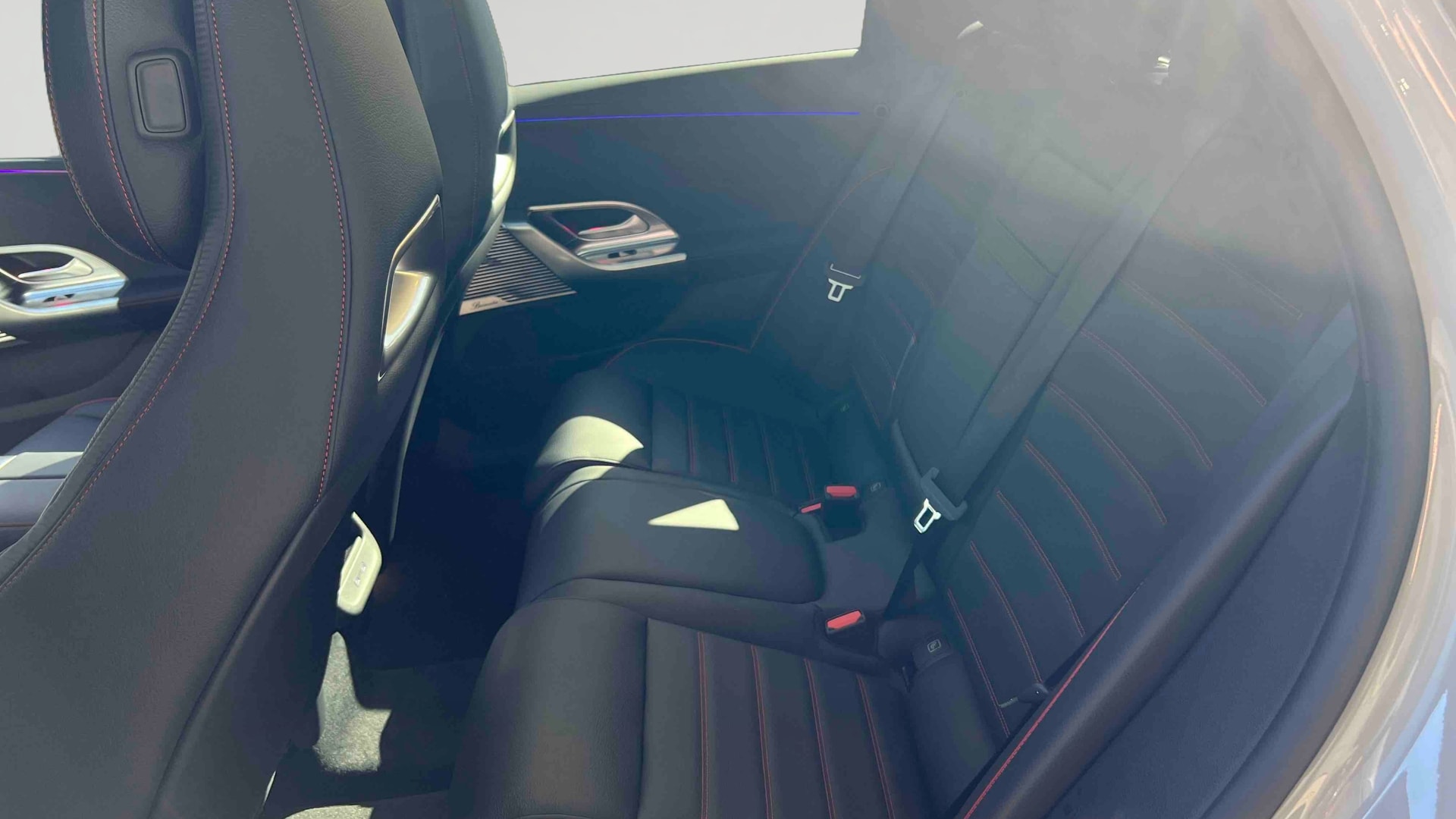 Mercedes-Benz Classe C 400 Electrique 4M AMG Line — Siège arrière gauche