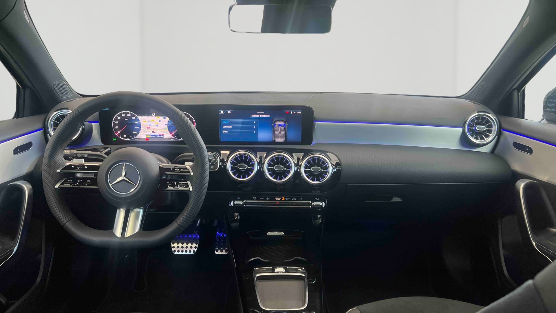 Mercedes-Benz Classe A 180 d AMG Exclusive Design — Planche de bord