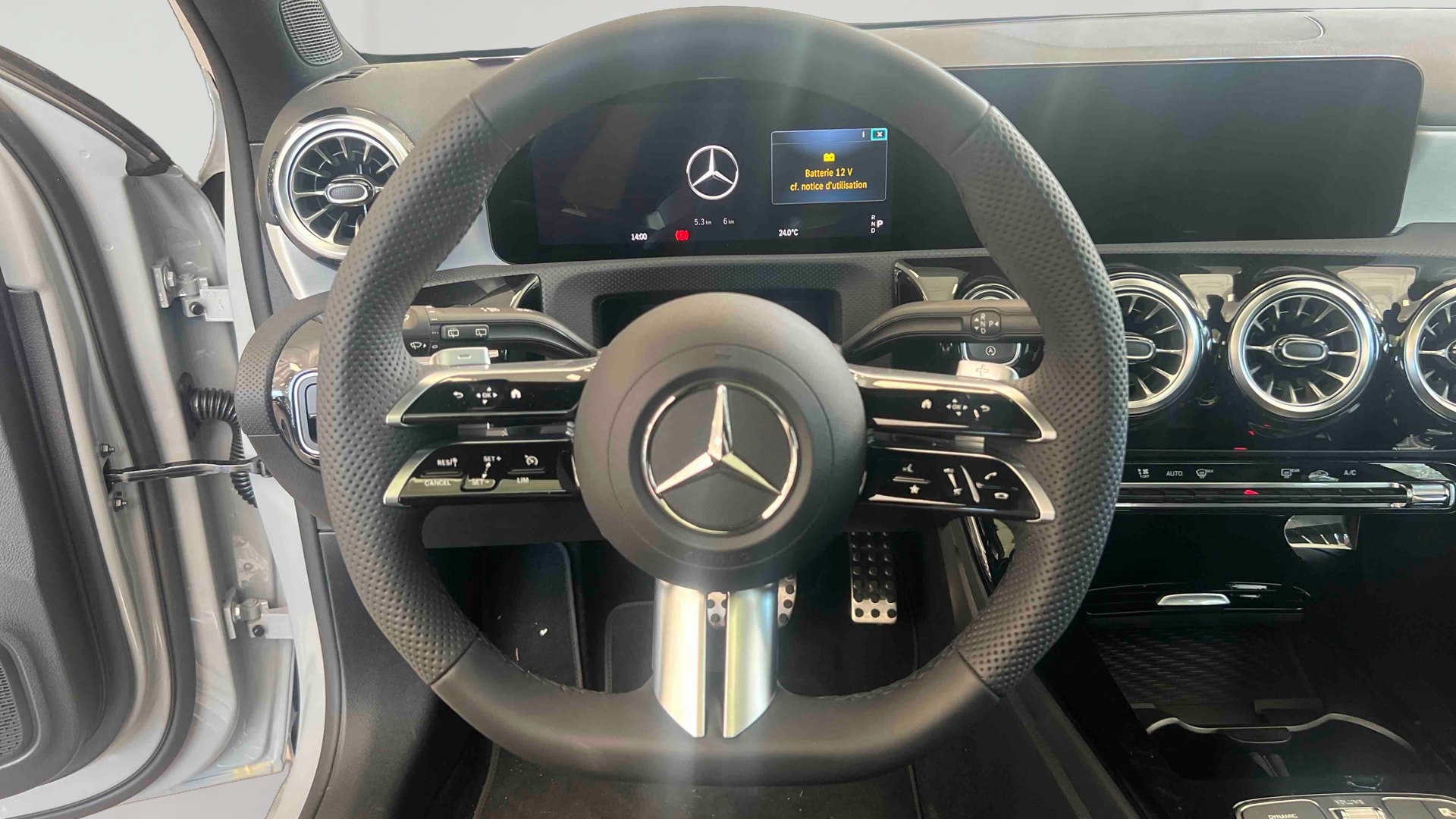Mercedes-Benz Classe A 180 d AMG Exclusive Design — Poste de pilotage