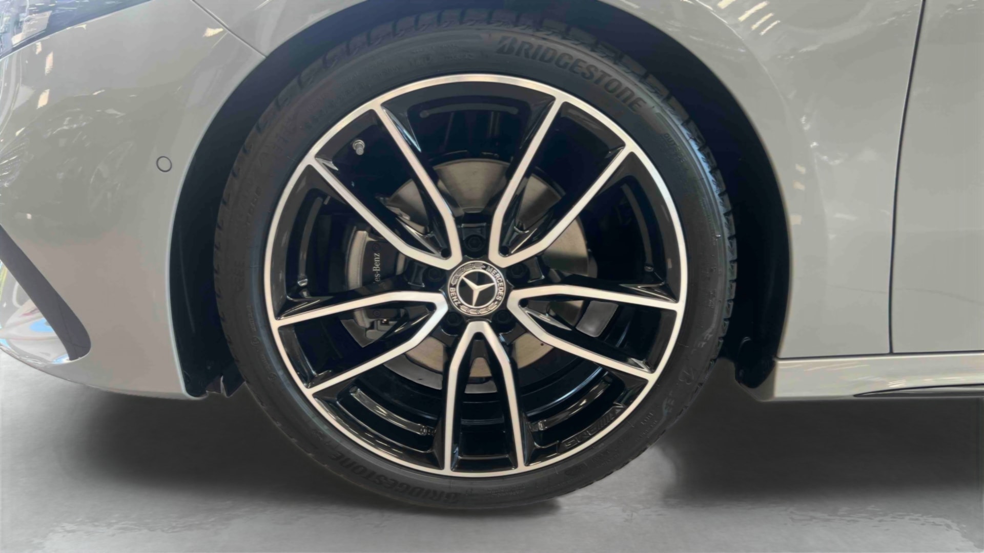 Mercedes-Benz Classe A 180 d AMG Exclusive Design — Pneu avant gauche