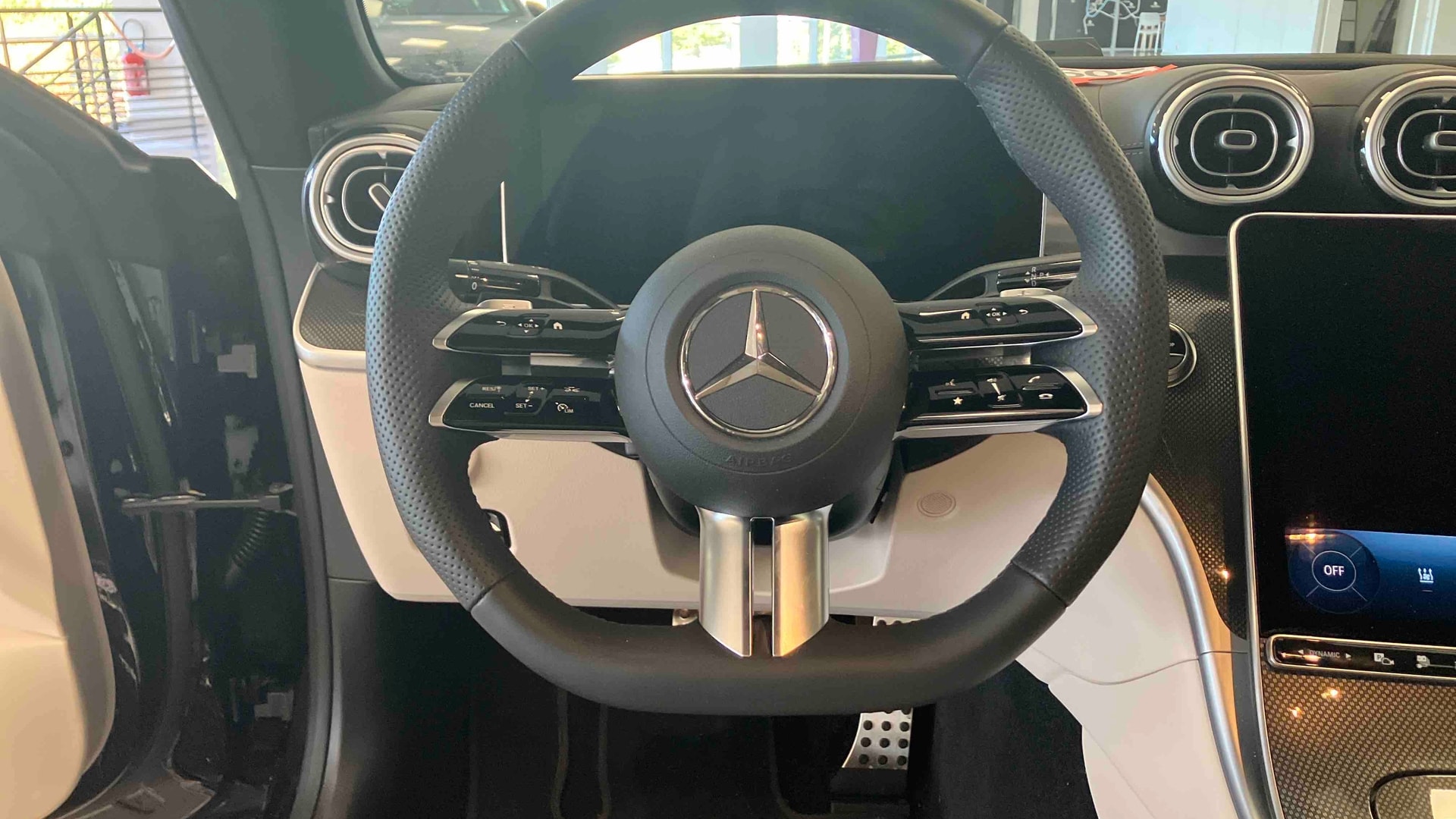 Mercedes-Benz CLE Coupé 300 e Hybrid EQ 9G-Tronic AMG Line — Poste de pilotage