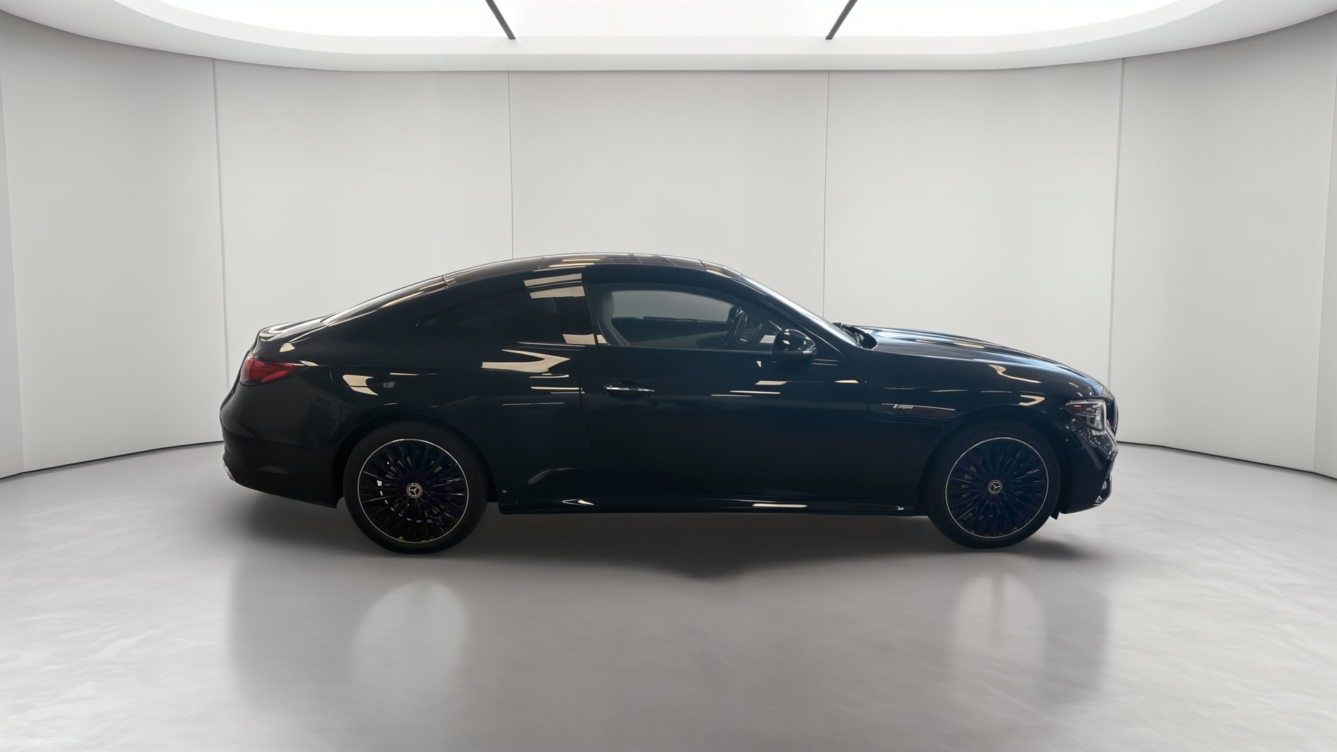 Mercedes-Benz CLE Coupé 300 e Hybrid EQ 9G-Tronic AMG Line — Profil droit