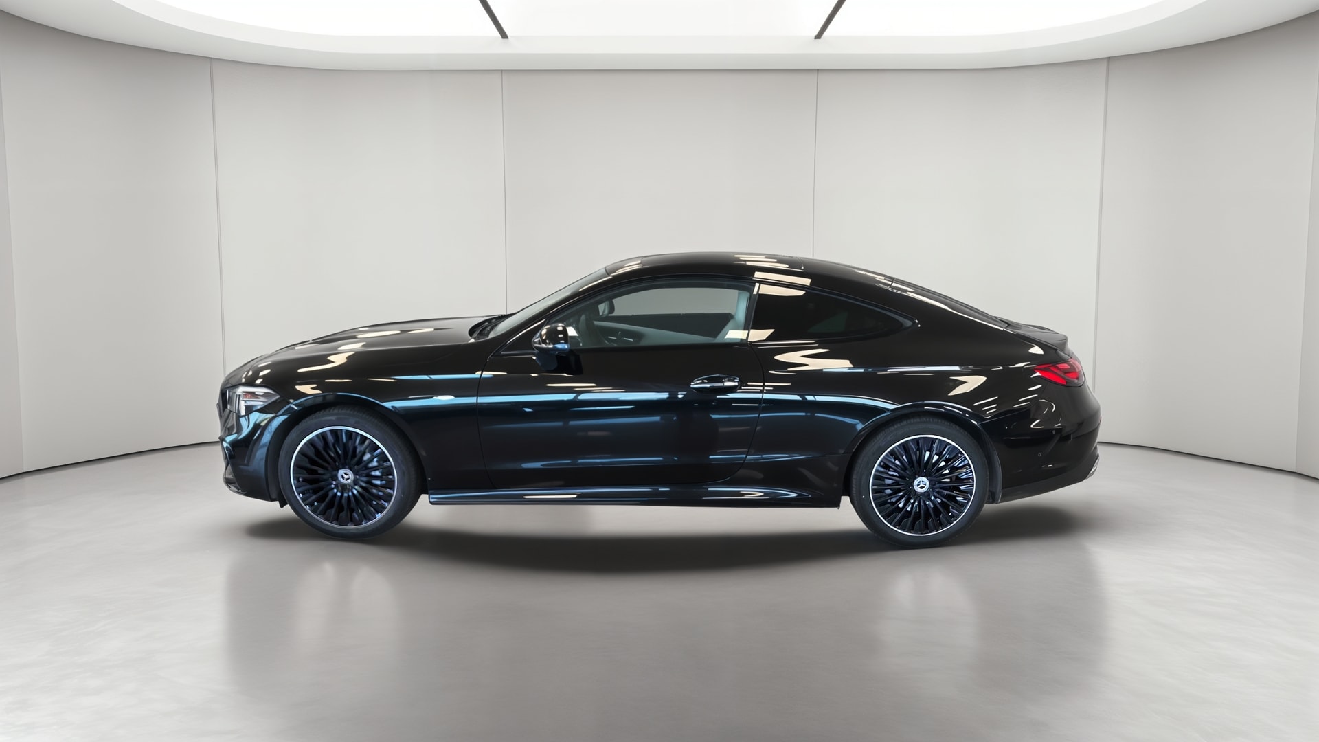 Mercedes-Benz CLE Coupé 300 e Hybrid EQ 9G-Tronic AMG Line — Profil gauche