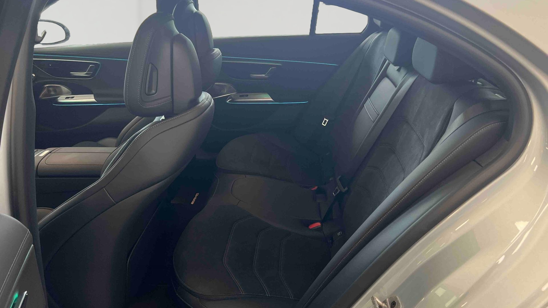 Mercedes-Benz Classe E 300 de Hybrid EQ 9G-Tronic AMG Line + — Siège arrière gauche