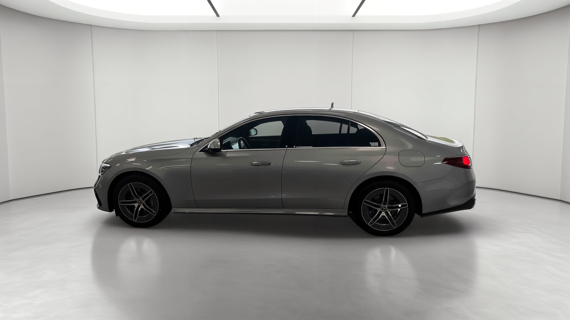 Mercedes-Benz Classe E 300 de Hybrid EQ 9G-Tronic AMG Line + — Profil gauche
