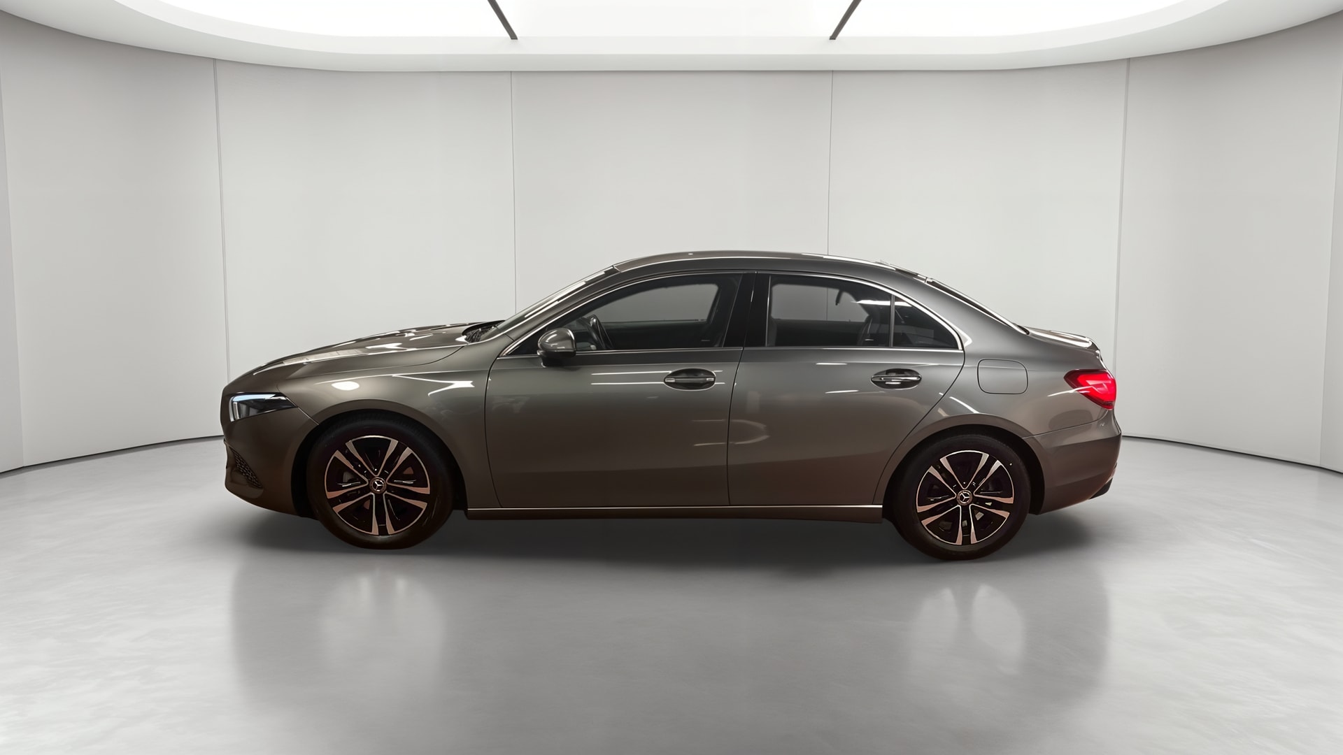 Mercedes-Benz Classe A 180 7G-DCT Progressive Line — Profil gauche