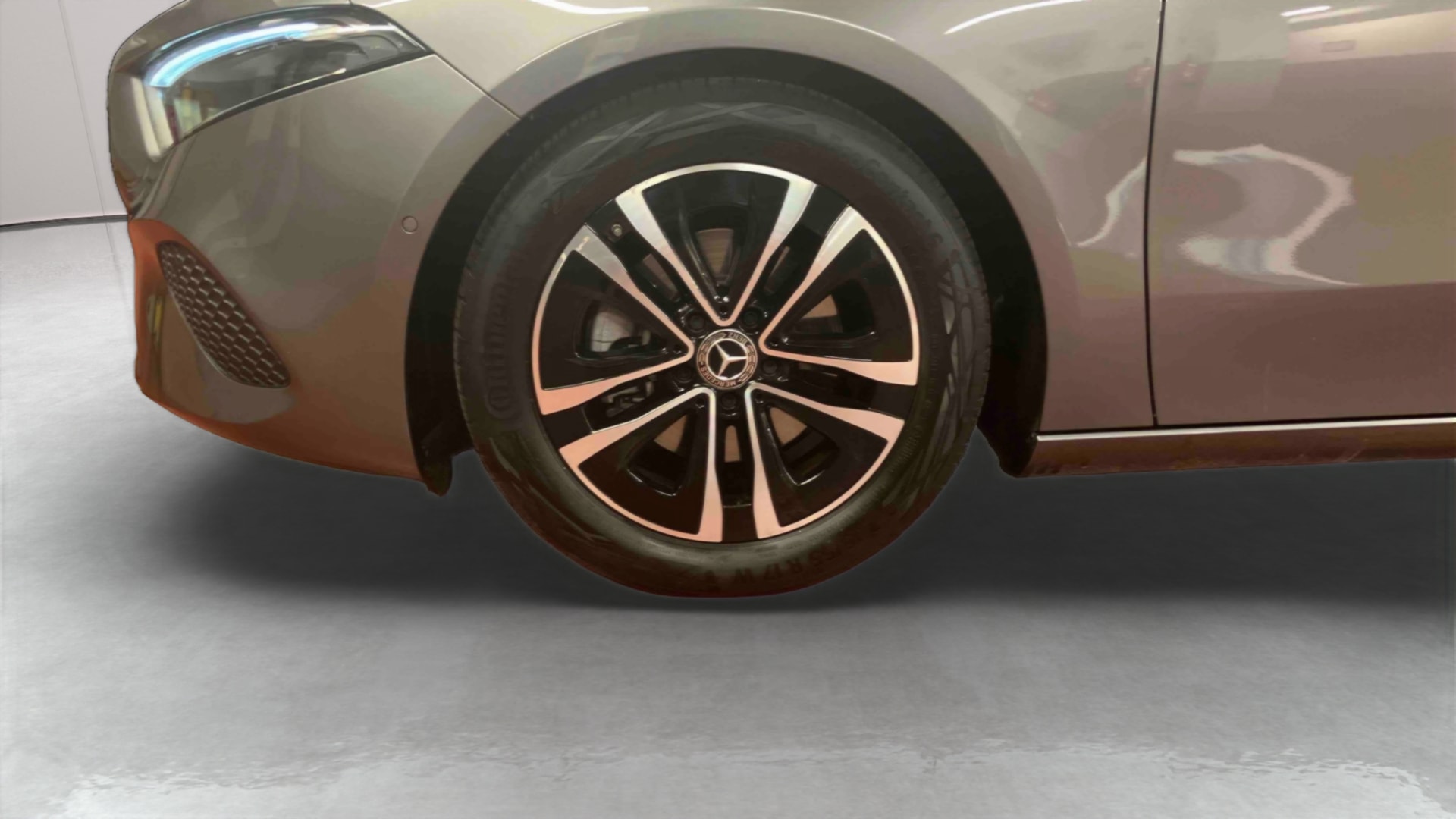 Mercedes-Benz Classe A 180 7G-DCT Progressive Line — Pneu avant gauche