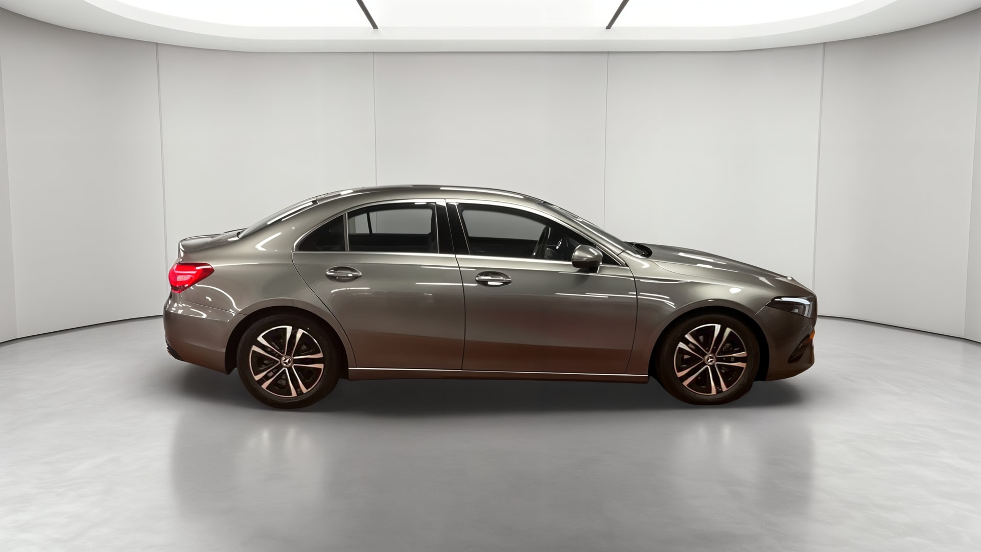 Mercedes-Benz Classe A 180 7G-DCT Progressive Line — Profil droit