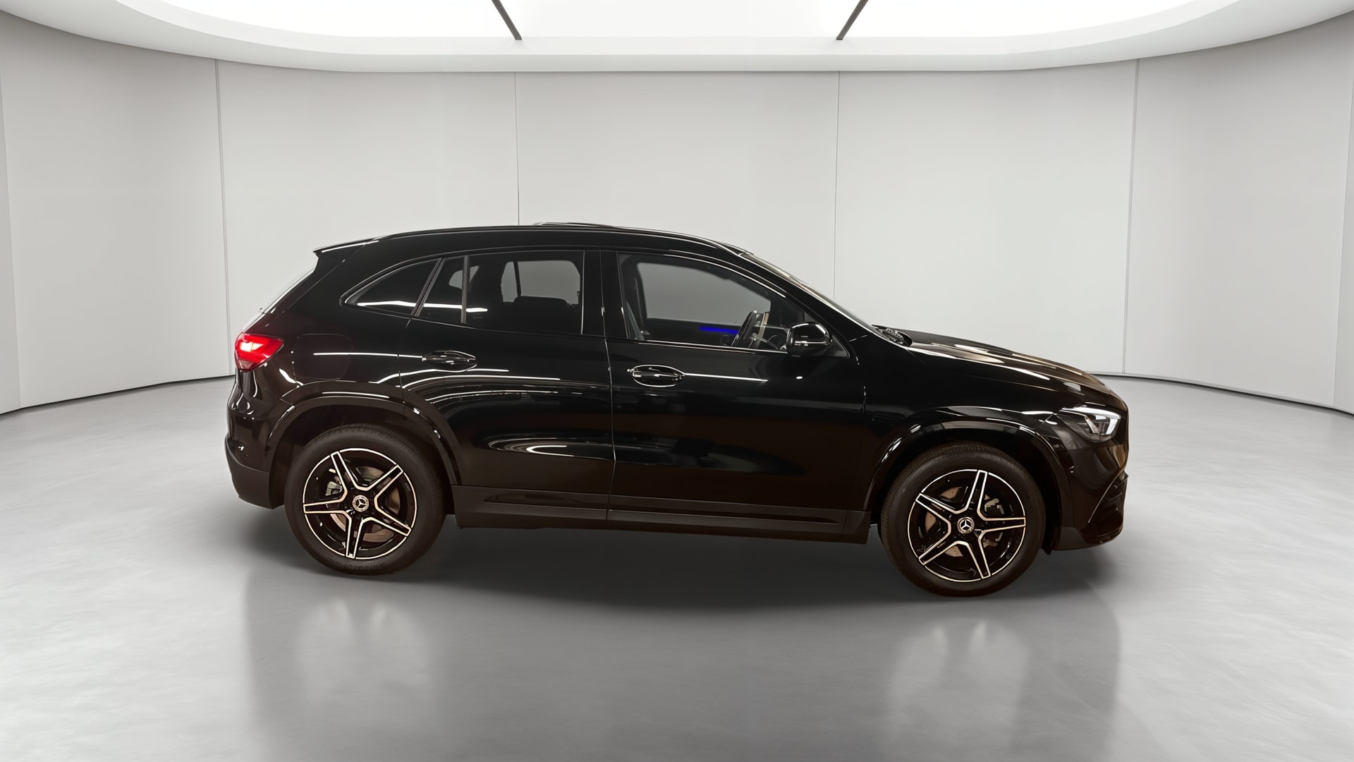 Mercedes-Benz GLA 250 e 8G-DCT AMG Line — Profil droit