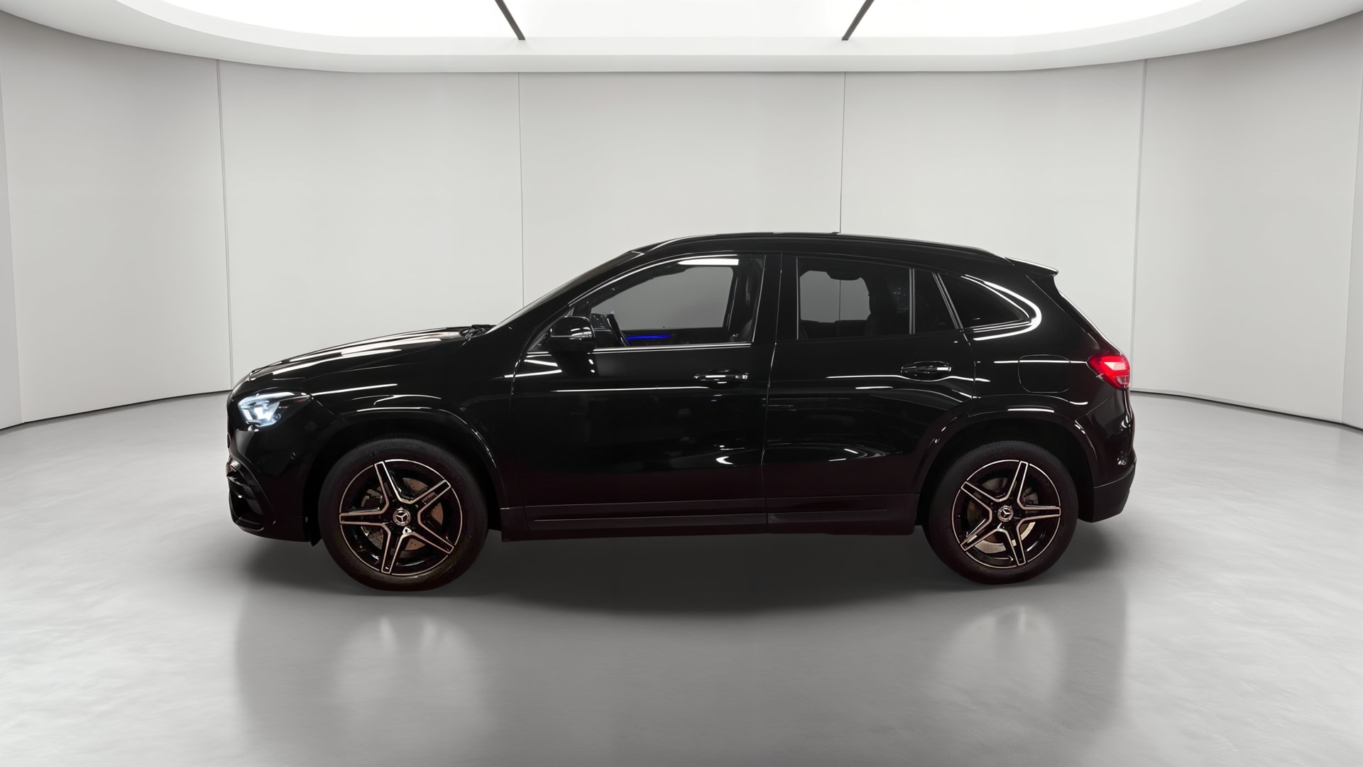 Mercedes-Benz GLA 250 e 8G-DCT AMG Line — Profil gauche