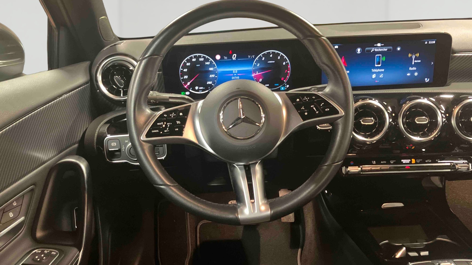Mercedes-Benz Classe A 180 7G-DCT Progressive Line — Poste de pilotage