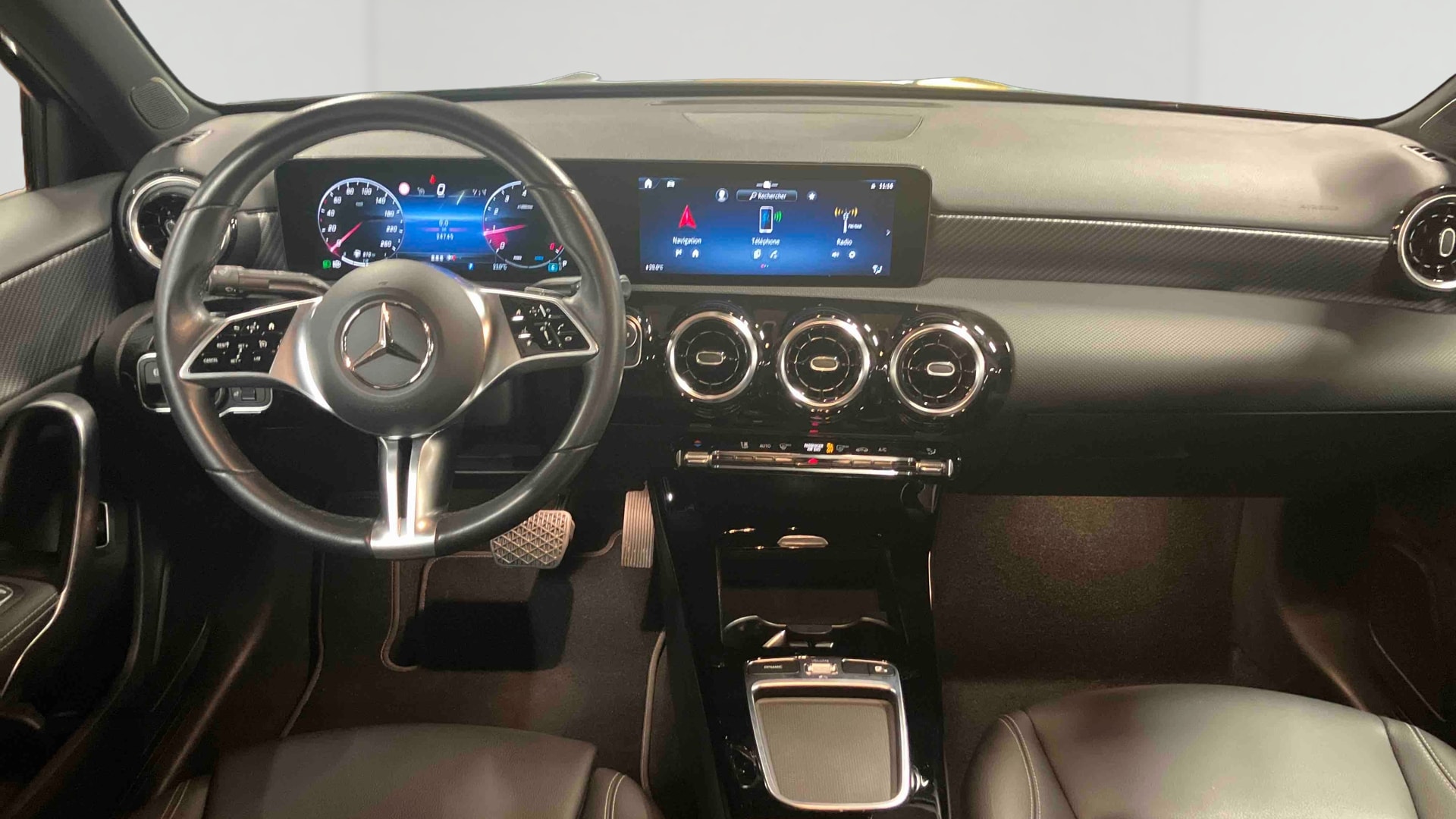 Mercedes-Benz Classe A 180 7G-DCT Progressive Line — Planche de bord