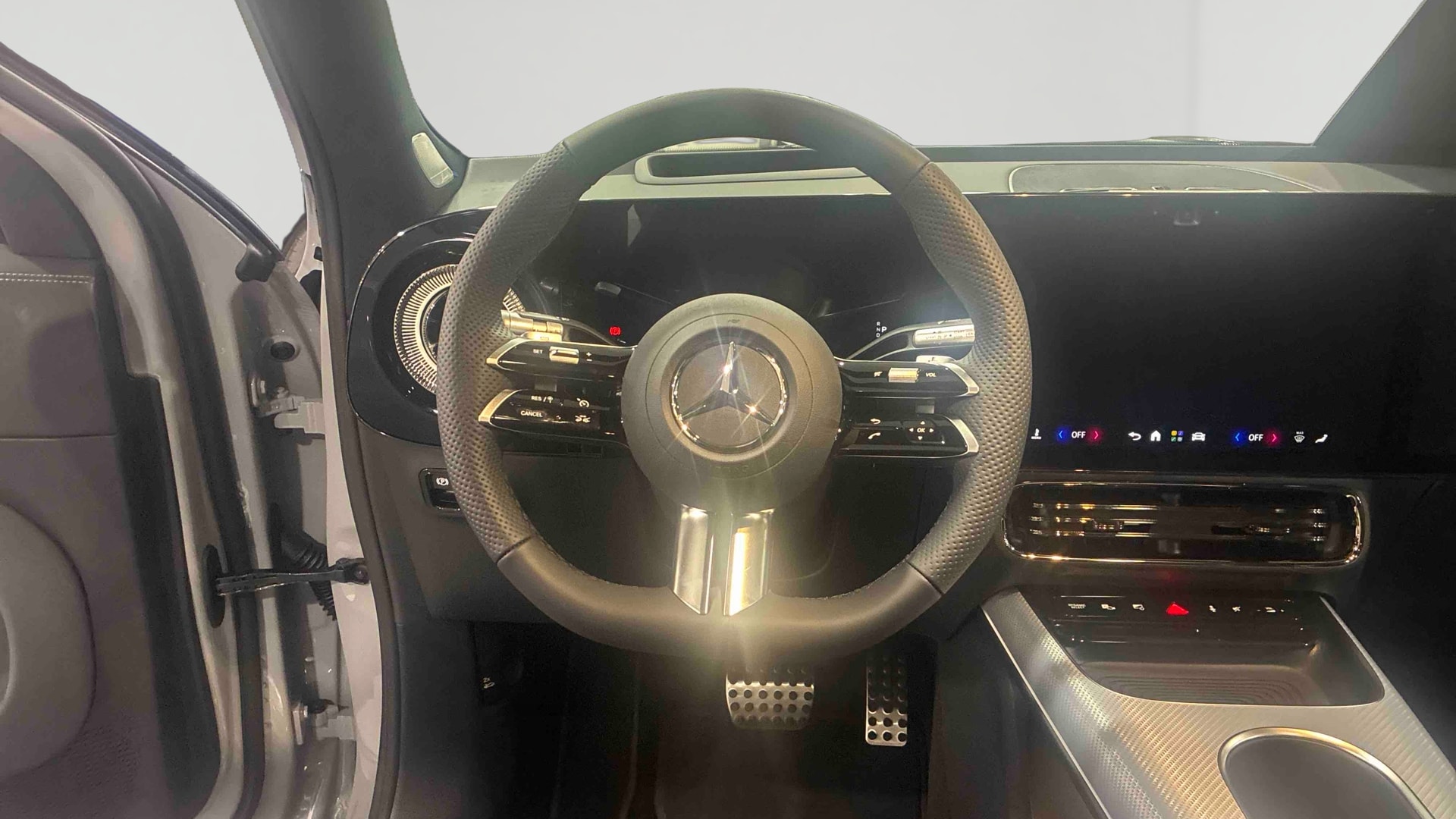 Mercedes-Benz GLB 220 4MATIC Business Line Executive — Poste de pilotage