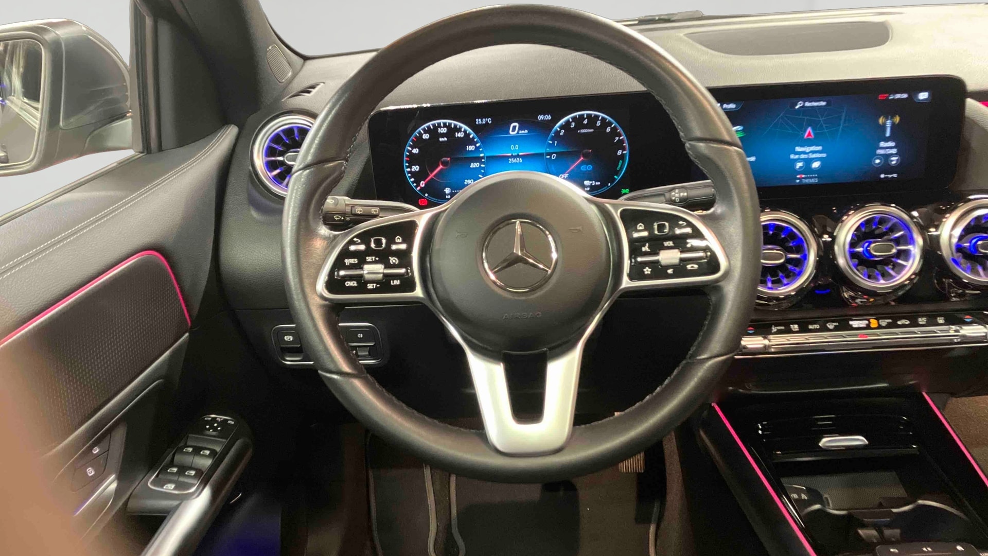 Mercedes-Benz GLA 250 e 8G-DCT Progressive Line — Poste de pilotage