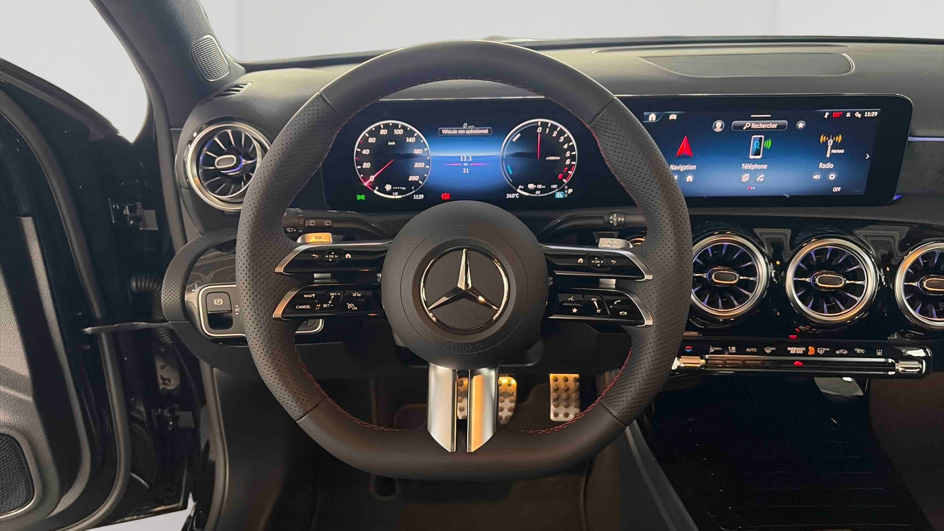 Mercedes-Benz Classe A 250 e Hybrid EQ Edition 140 — Poste de pilotage