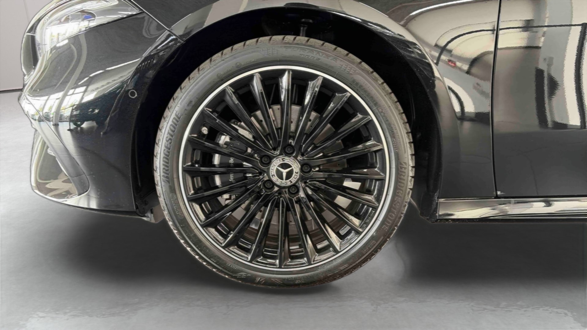 Mercedes-Benz Classe A 250 e Hybrid EQ Edition 140 — Pneu avant gauche