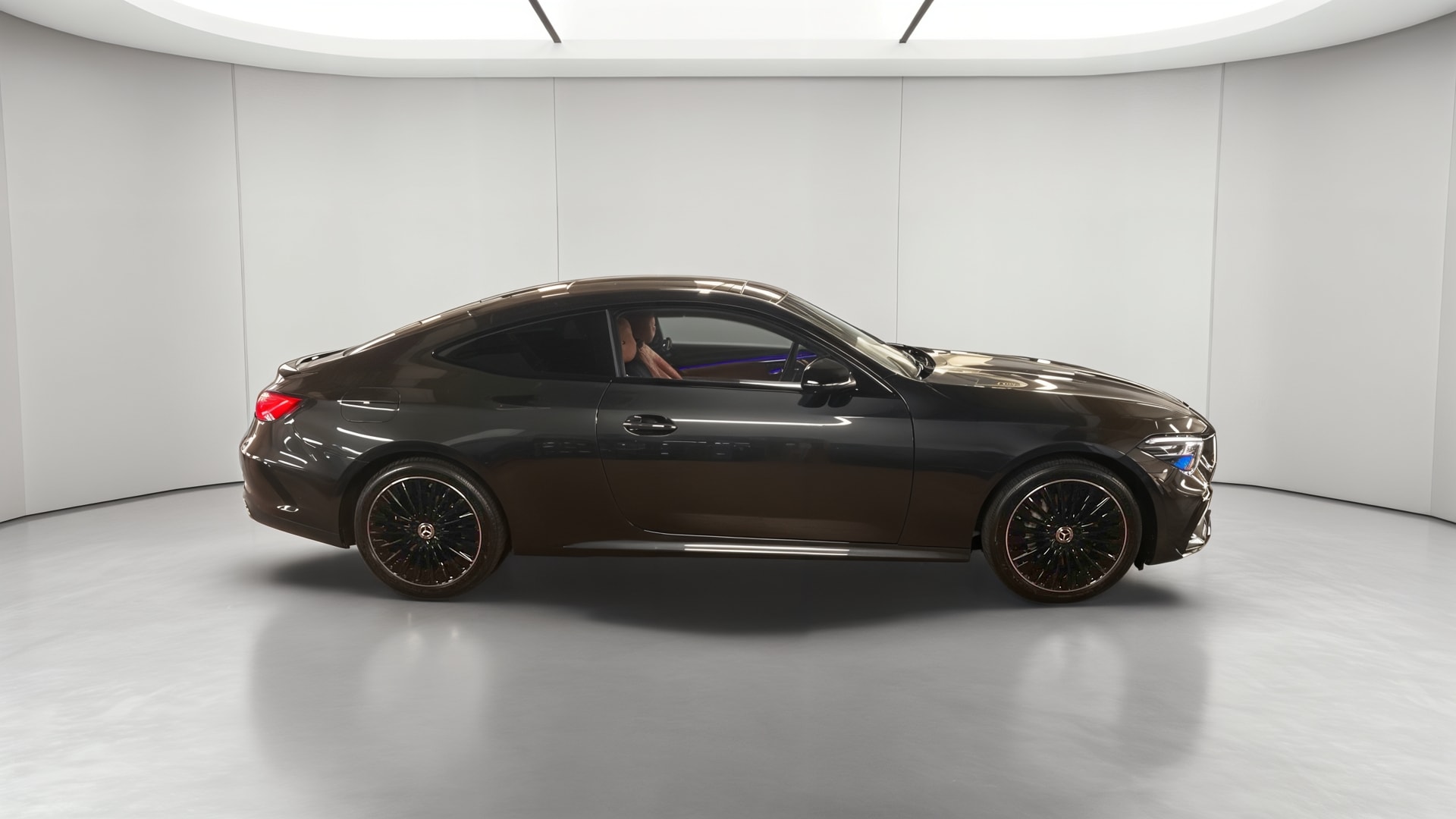 Mercedes-Benz CLE Coupé 300 e Hybrid EQ 9G-Tronic AMG Line — Profil droit