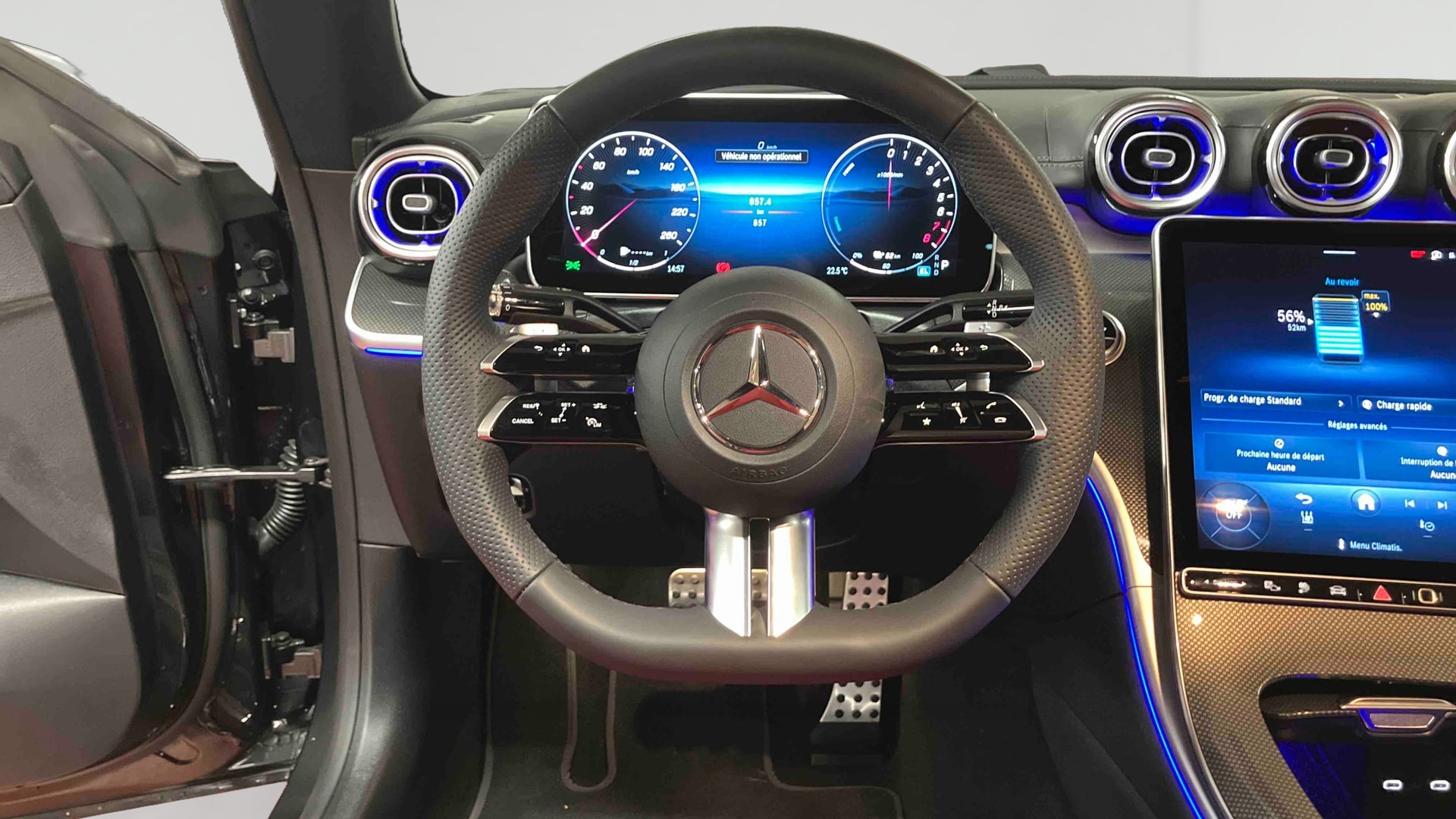 Mercedes-Benz CLE Coupé 300 e Hybrid EQ 9G-Tronic AMG Line — Poste de pilotage