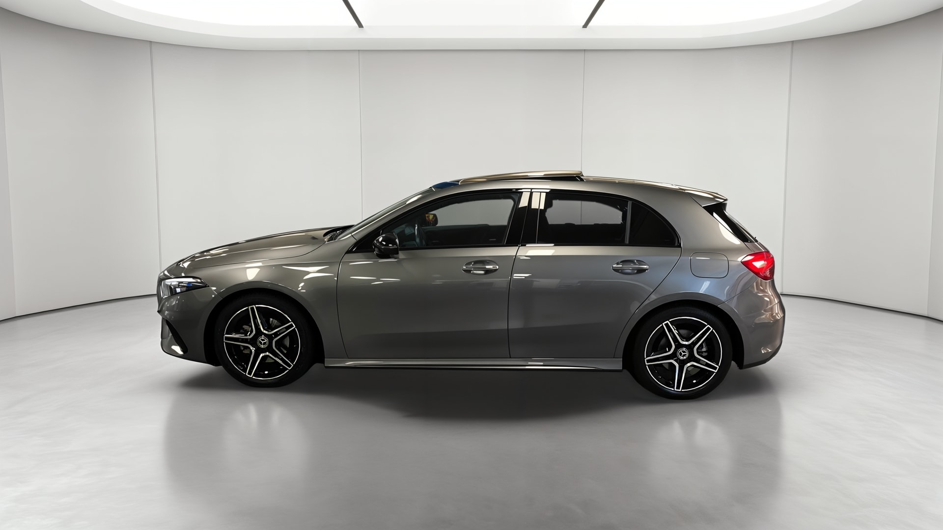 Mercedes-Benz Classe A 200 AMG Line — Profil gauche