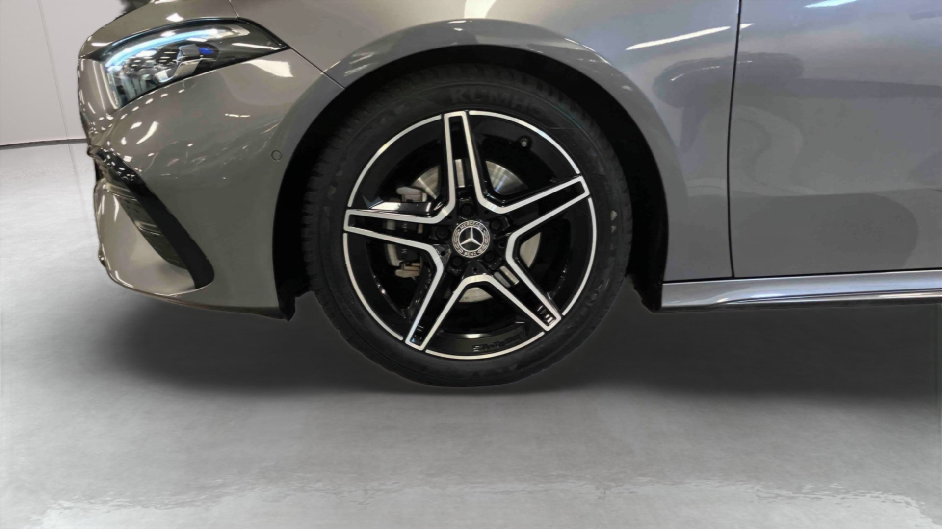 Mercedes-Benz Classe A 200 AMG Line — Pneu avant gauche