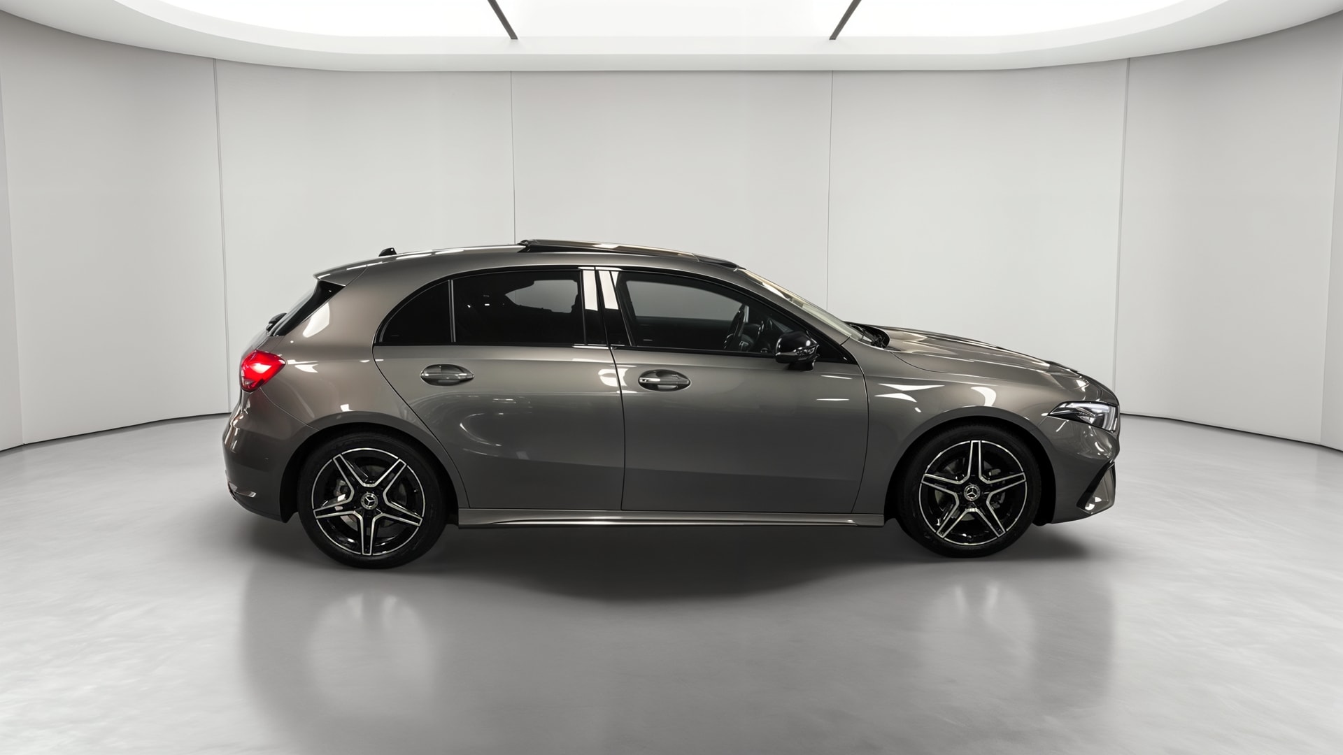 Mercedes-Benz Classe A 200 AMG Line — Profil droit