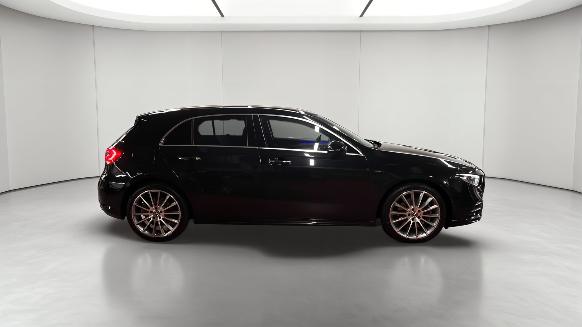 Mercedes-Benz Classe A 250 e 8G-DCT AMG Line — Profil droit