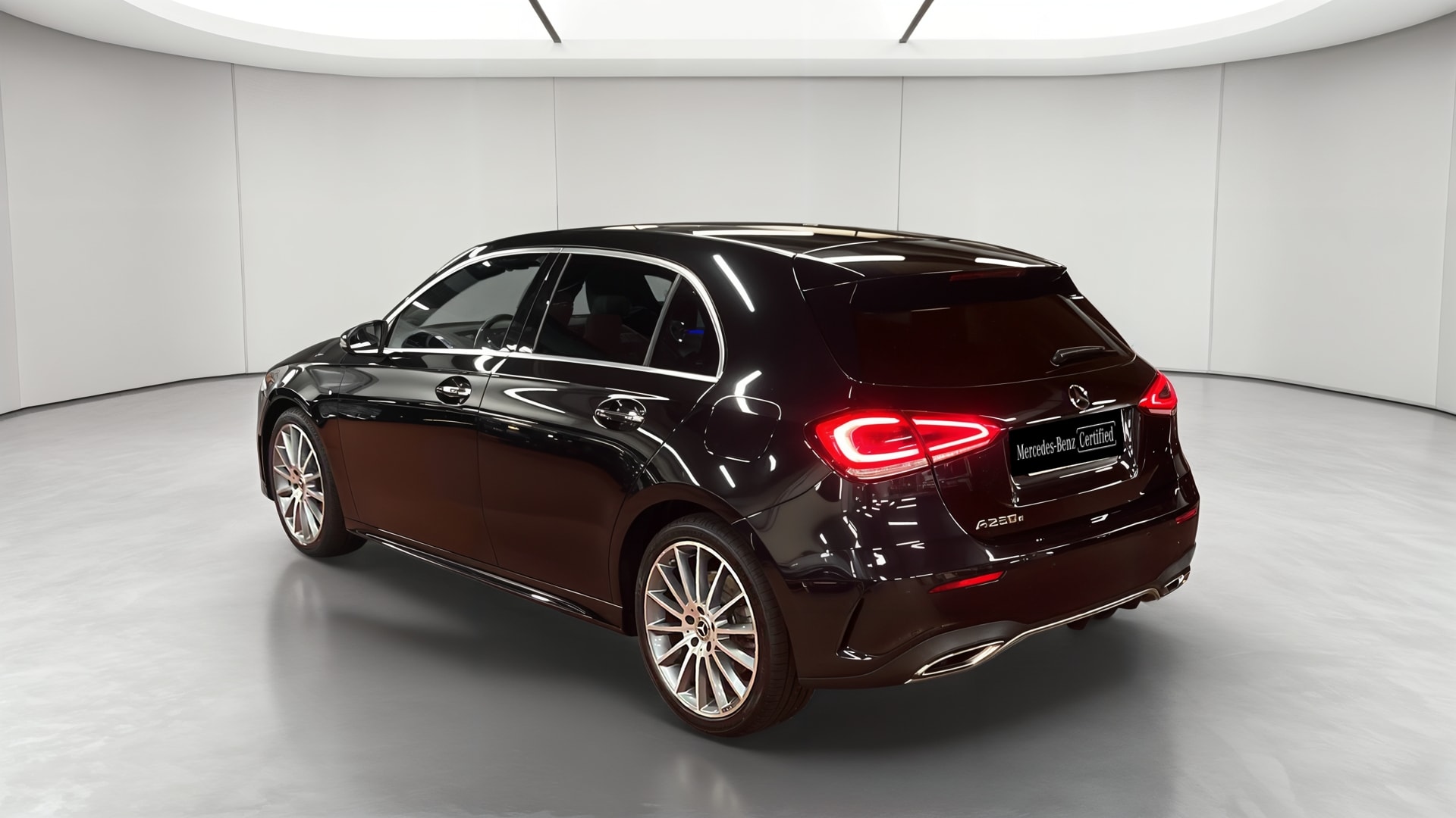 Mercedes-Benz Classe A 250 e 8G-DCT AMG Line — 3/4 arrière gauche