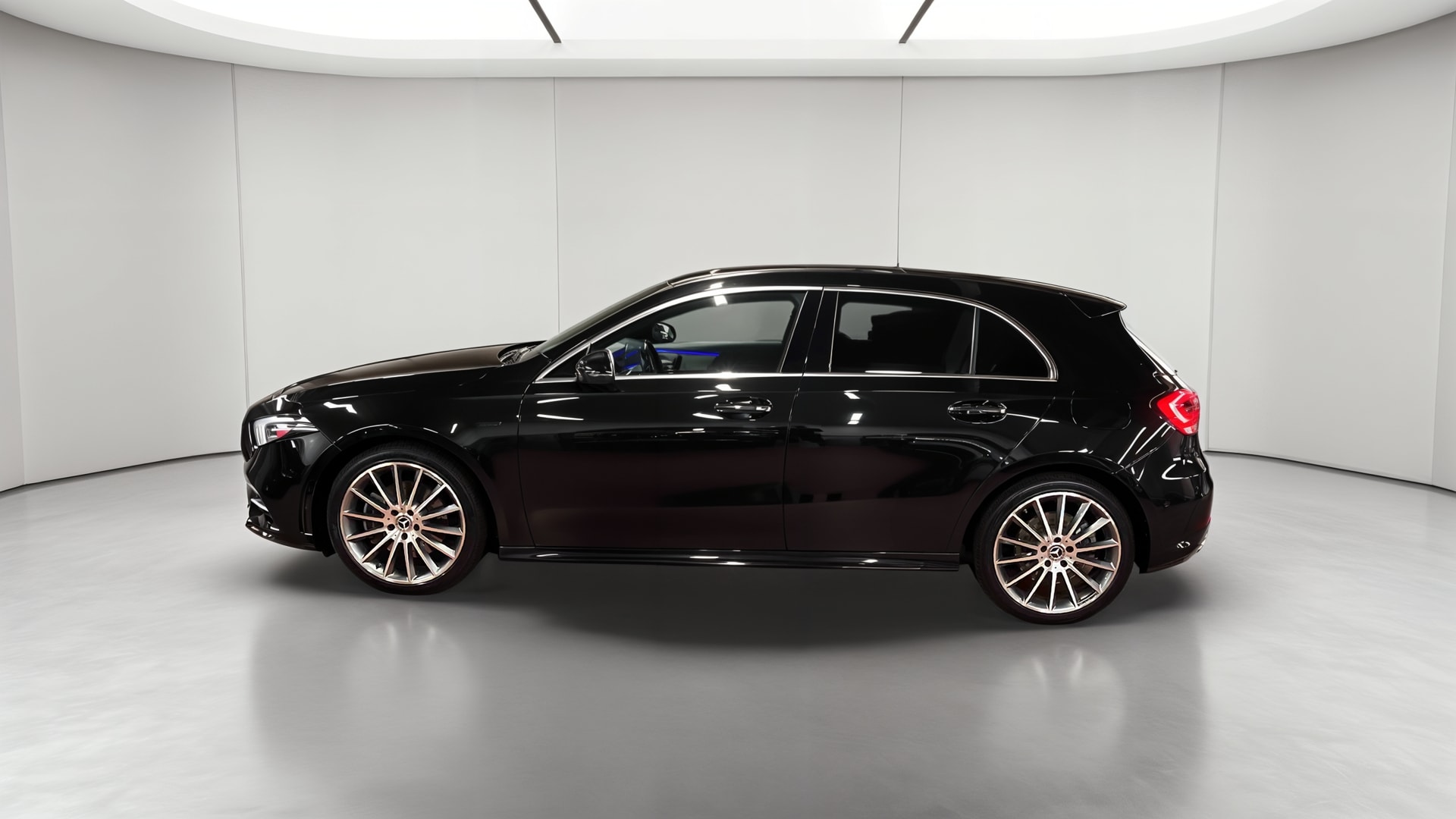 Mercedes-Benz Classe A 250 e 8G-DCT AMG Line — Profil gauche