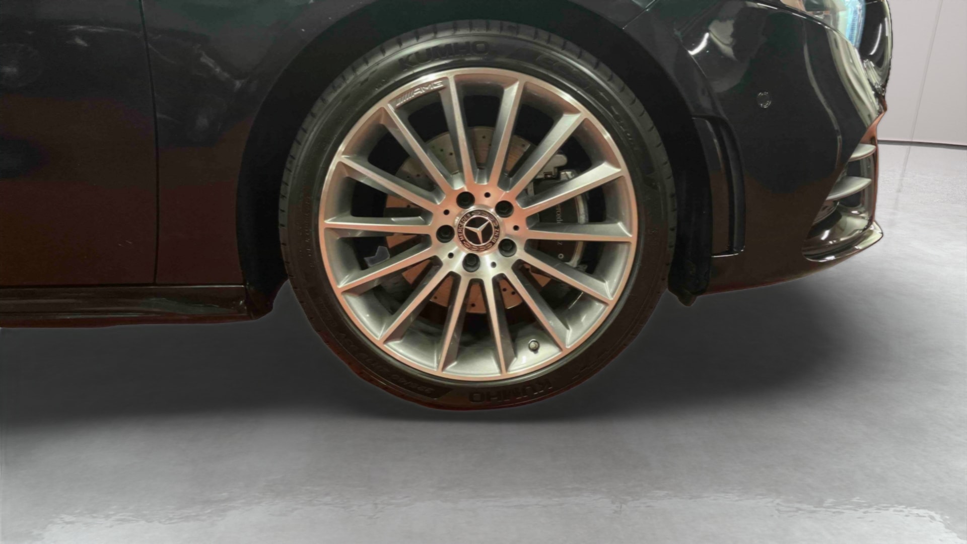 Mercedes-Benz Classe A 250 e 8G-DCT AMG Line — Pneu avant gauche