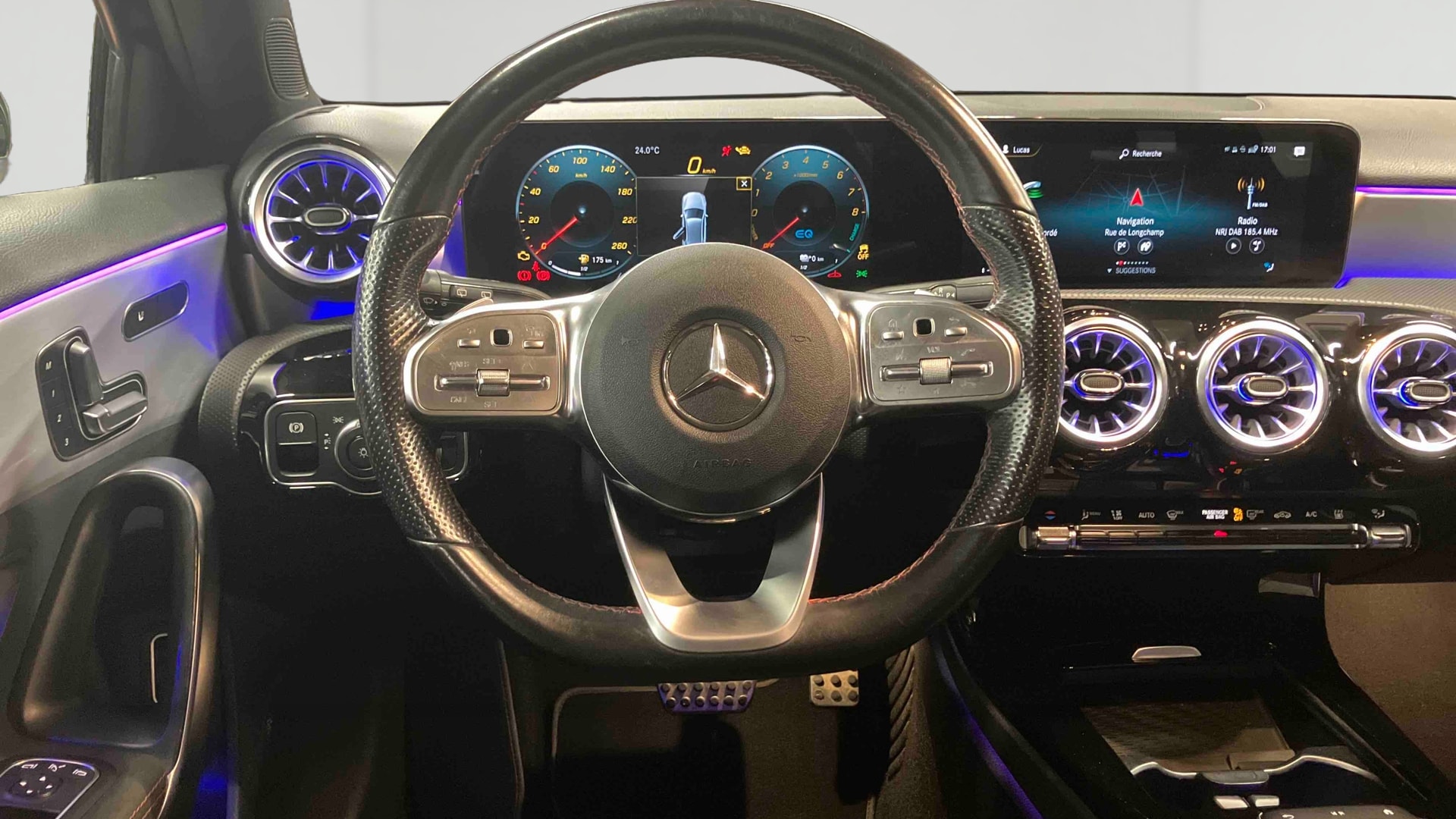 Mercedes-Benz Classe A 250 e 8G-DCT AMG Line — Poste de pilotage