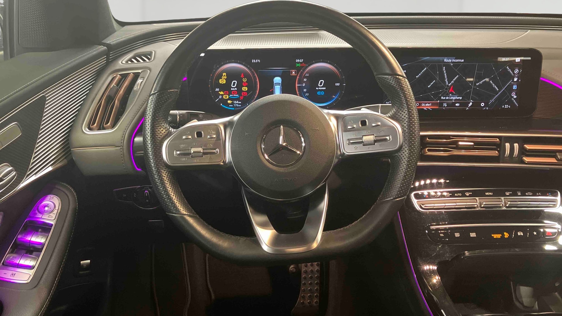 Mercedes-Benz EQC 400 4Matic AMG Line — Poste de pilotage