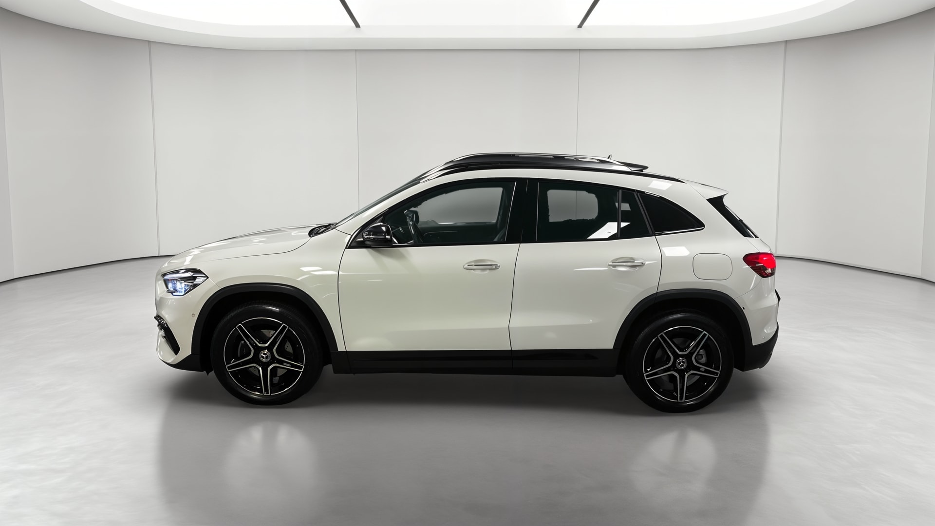 Mercedes-Benz GLA 250 e 8G-DCT AMG Line — Profil gauche